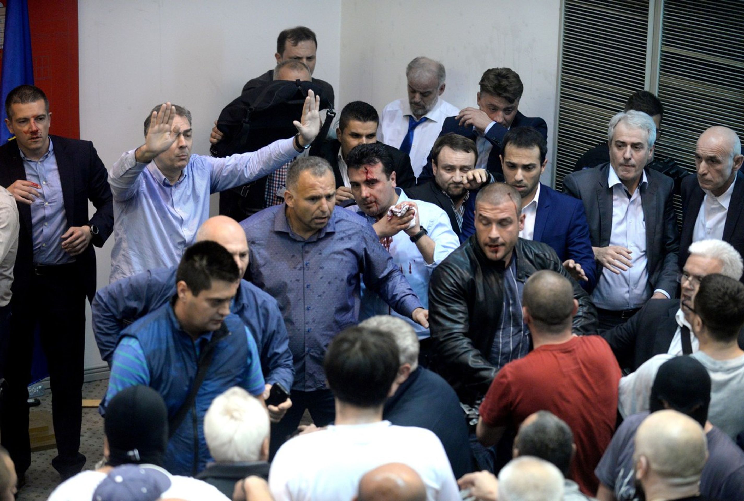 Útok na parlament v Makedonii - 2 - GALERIE: Útok na parlament v Makedonii (2/4)