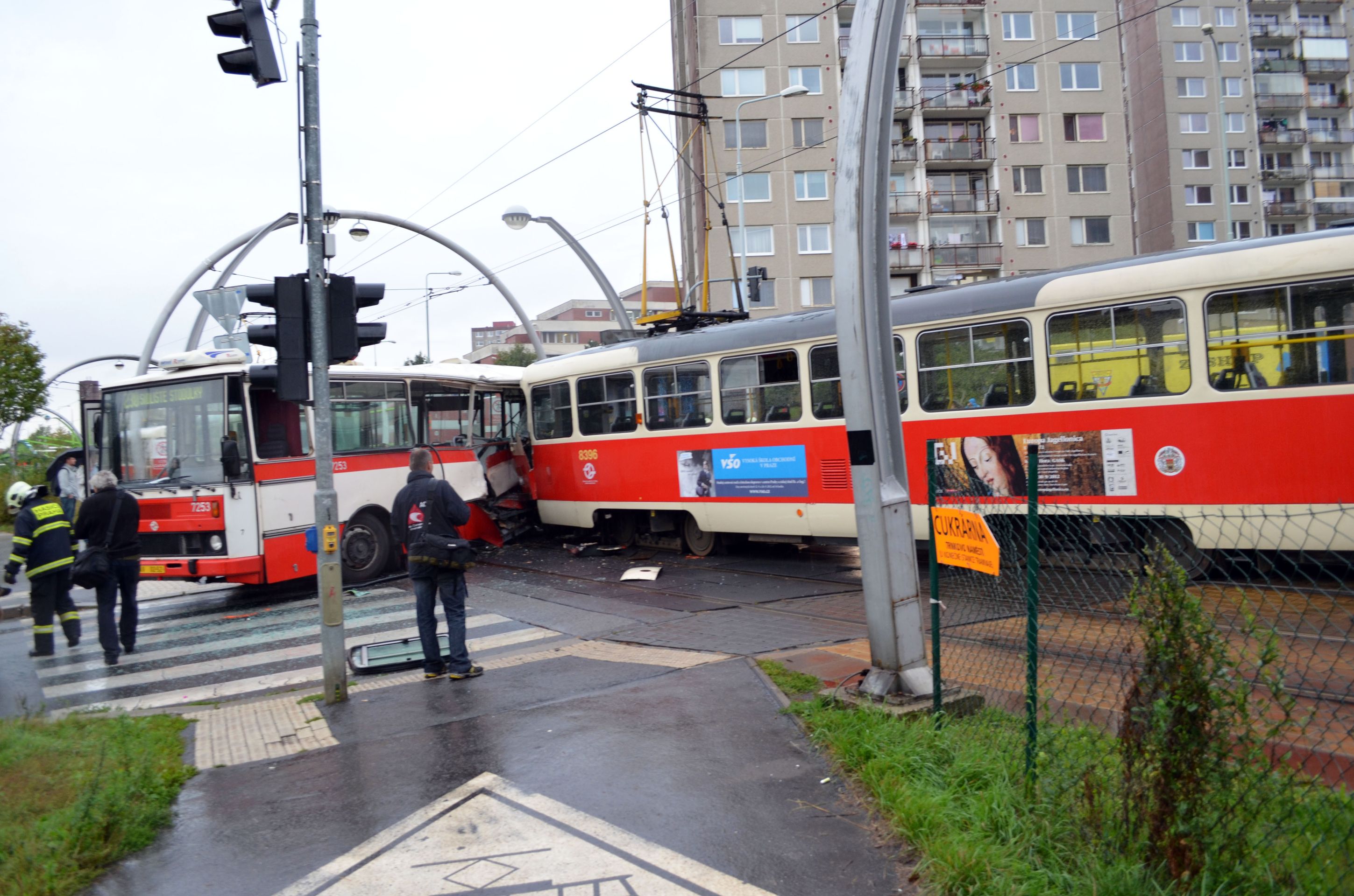 Srážka tramvaje s autobusem na Barrandově - 4 - Srážka tramvaje s autobusem (4/5)