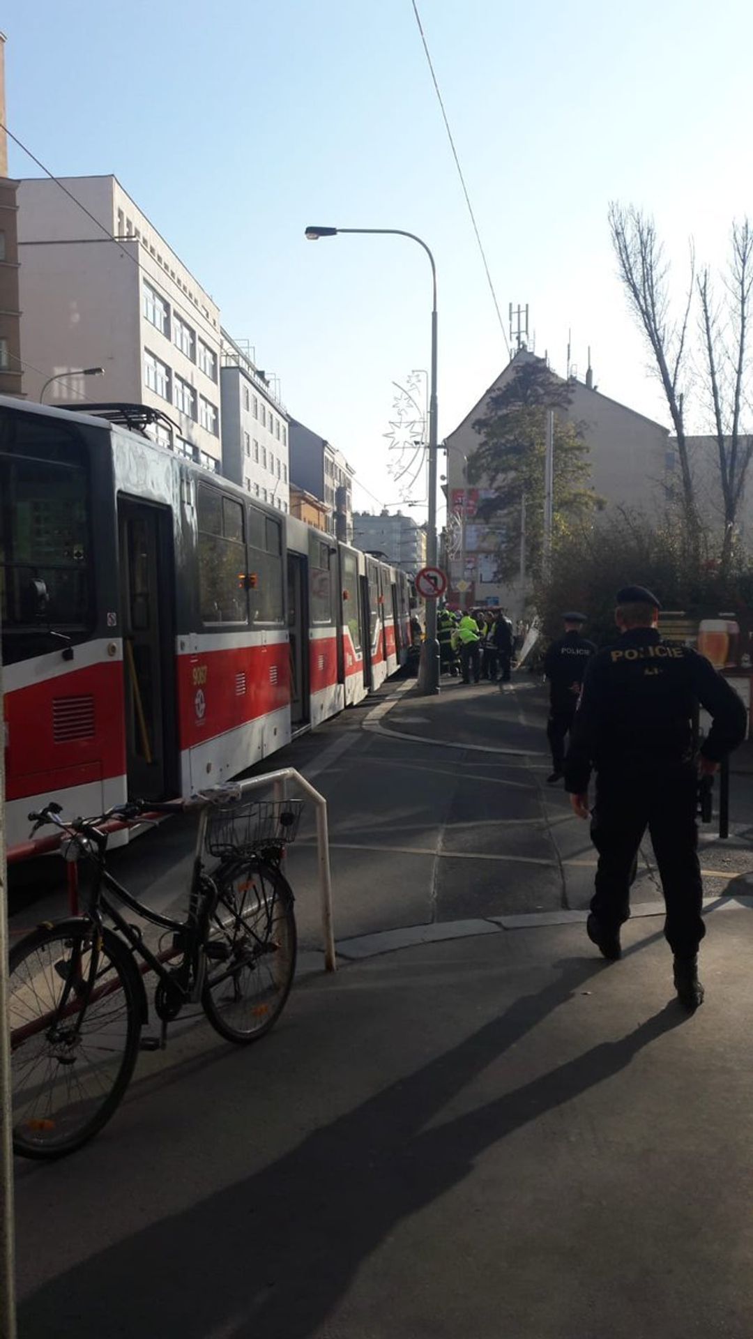Mladík skončil po srážce s tramvají v umělém spánku - 2 - GALERIE: V Praze srazila tramvaj mladého muže (2/3)