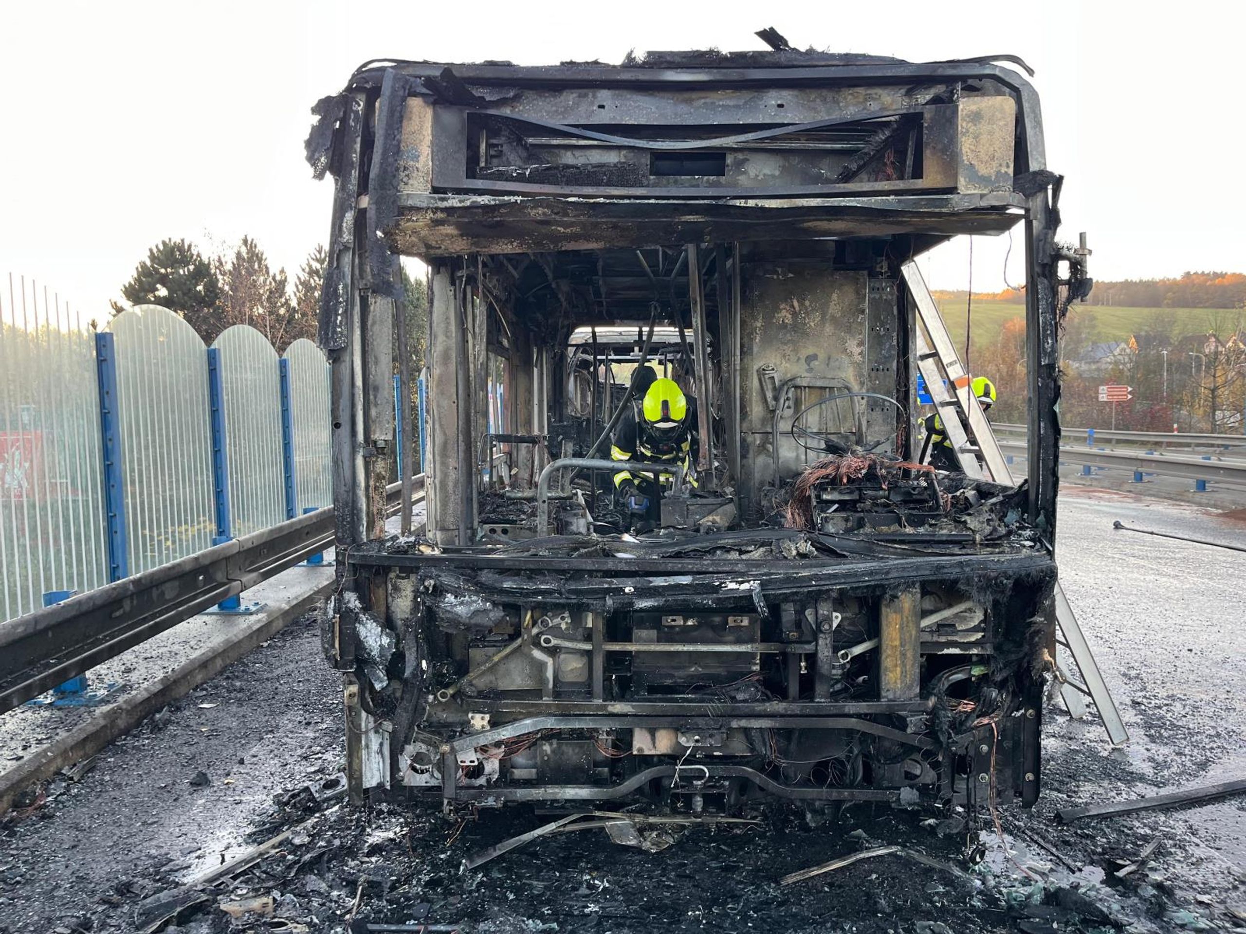 Hořící autobus na silnici I/35 u Chrastavy - Hořící autobus u Chrastavy (10/10)