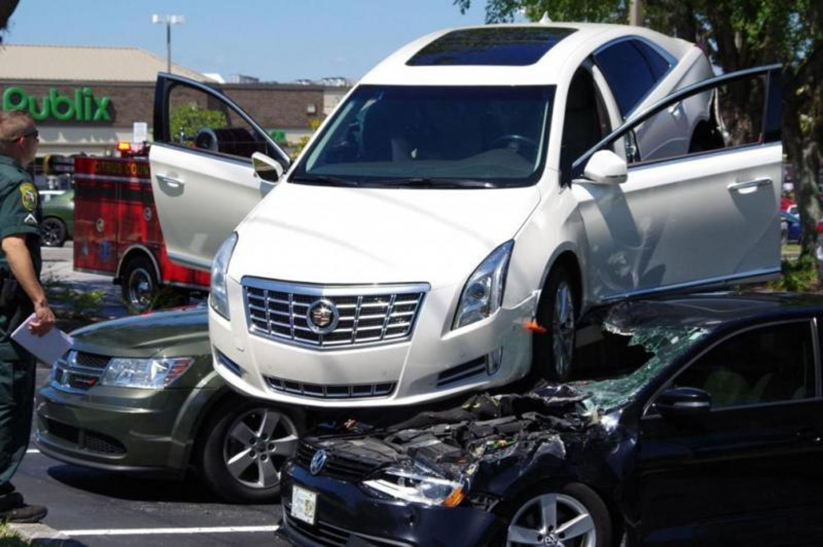 Bizarní nehoda na Floridě - 14 - Fotogalerie: Senior předvedl šílený průjezd křižovatkou. Pozpátku! (7/9)