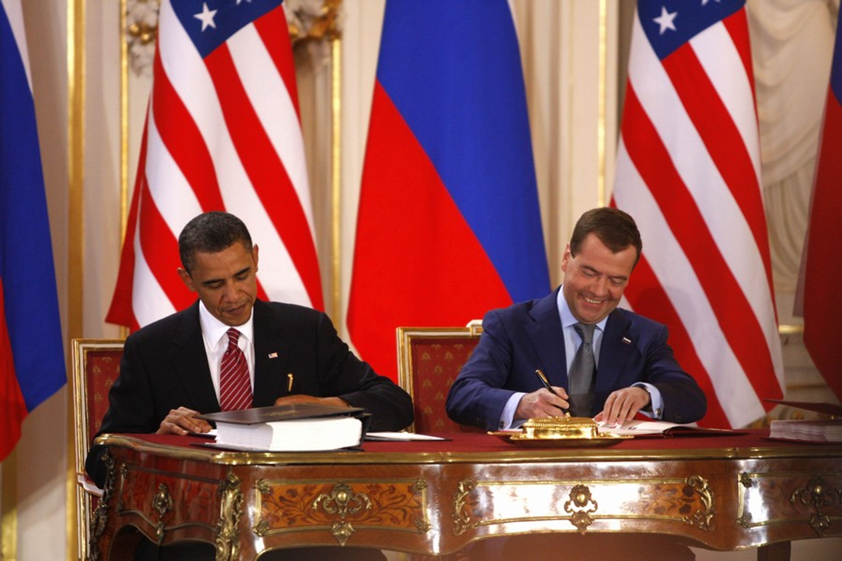 Obama a Medveděv v sále-2 - GALERIE: Obama a Medveděv podepisují smlouvu o odzbrojení (3/26)
