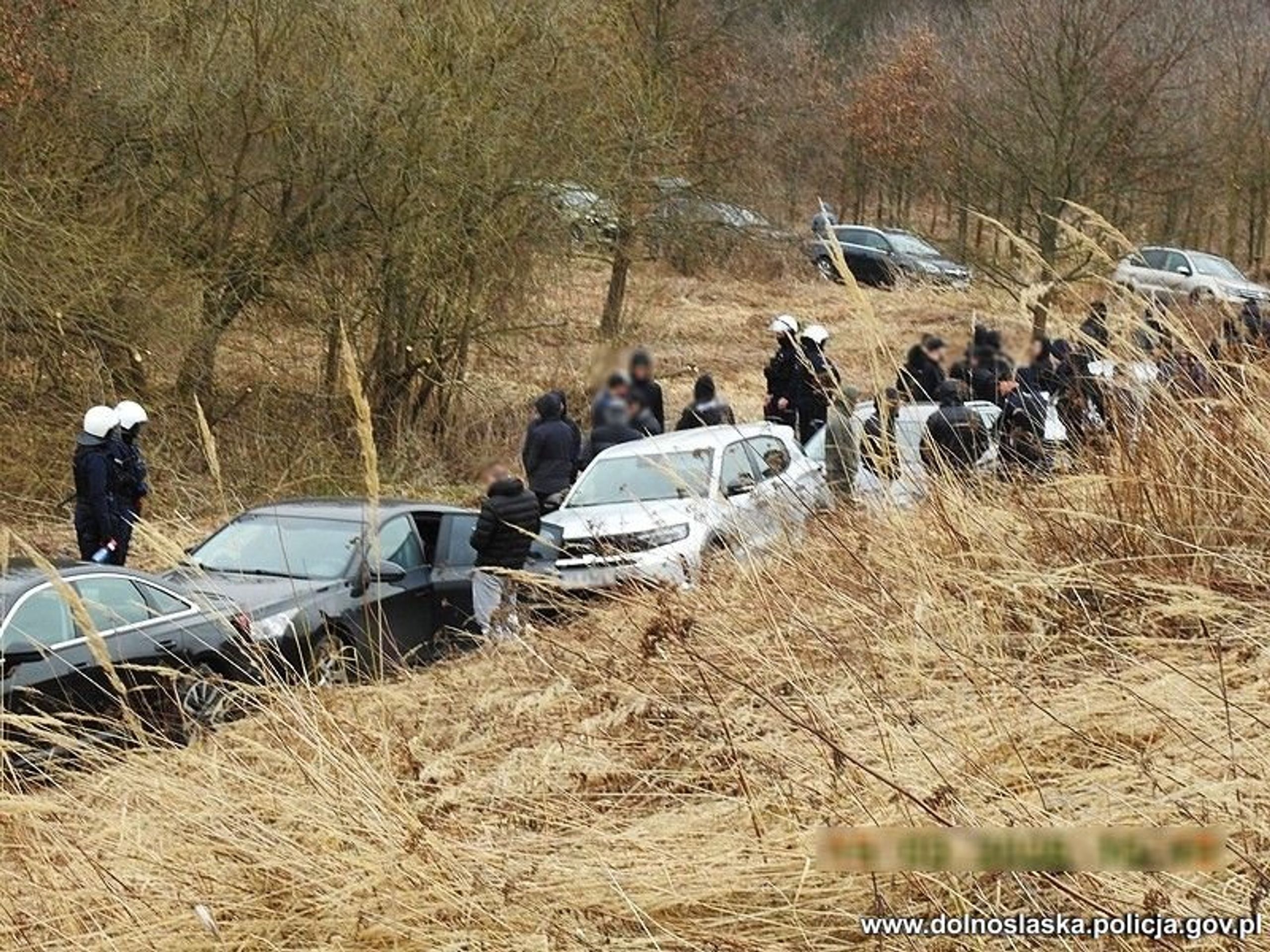 80 mužů s kuklami tvrdilo, že jdou na houby - 80 mužů s kuklami tvrdilo, že jdou na houby (1/6)
