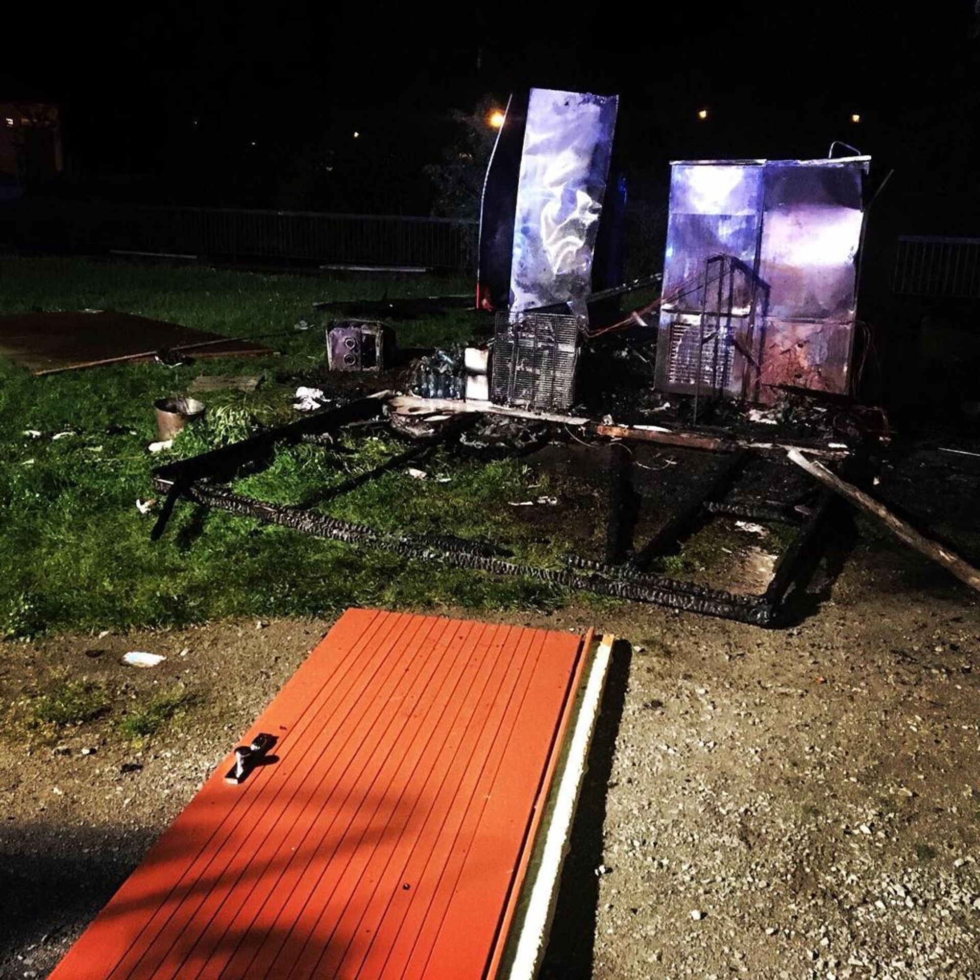 Požár zmrzlinářského stánku v Hluboké nad Vltavou - 3 - GALERIE: Požár zmrzlinářského stánku v Hluboké nad Vltavou (2/4)