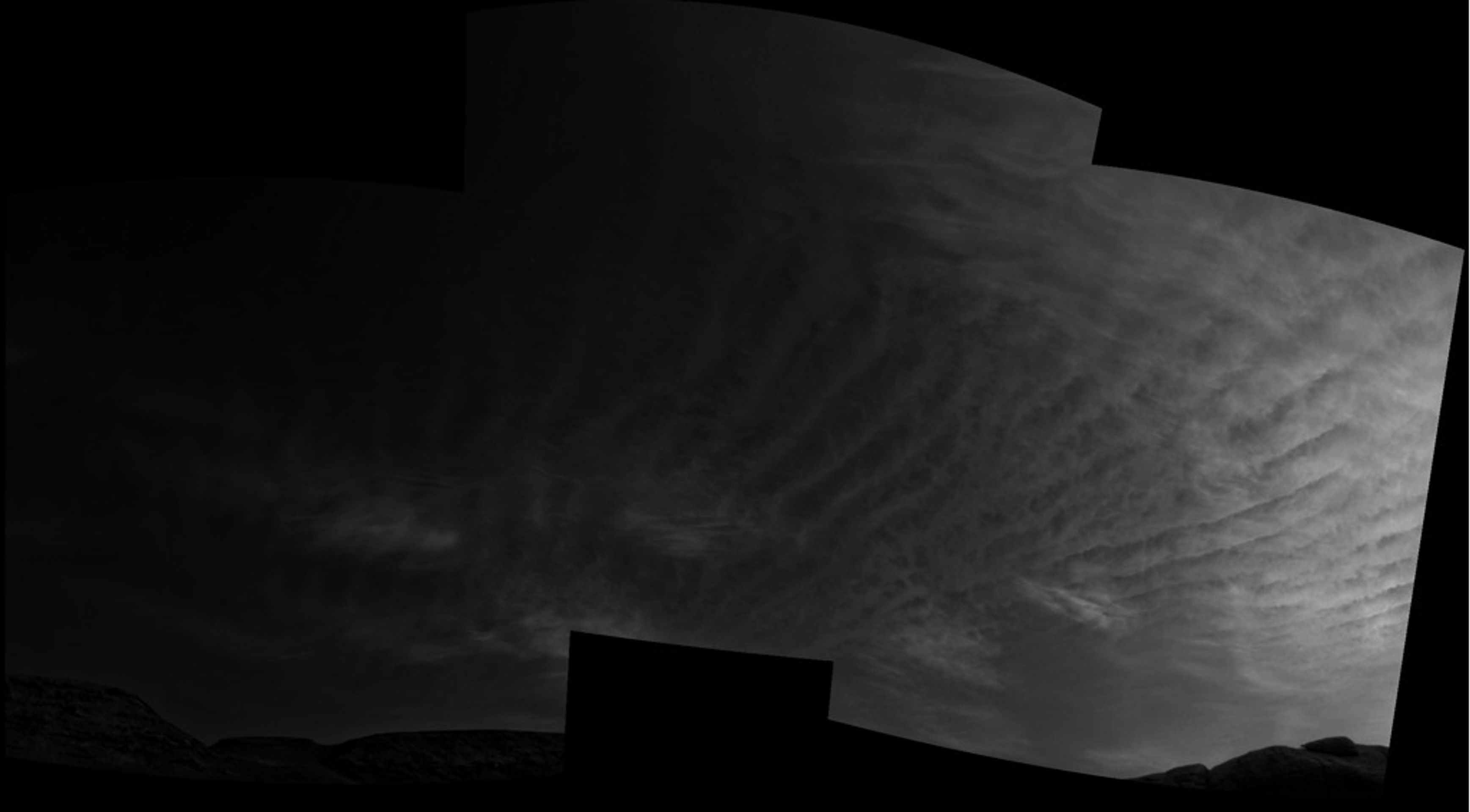 Svítící oblaka na Marsu - GALERIE: Rover Curiosity zachytil svítící oblaka na Marsu (6/6)