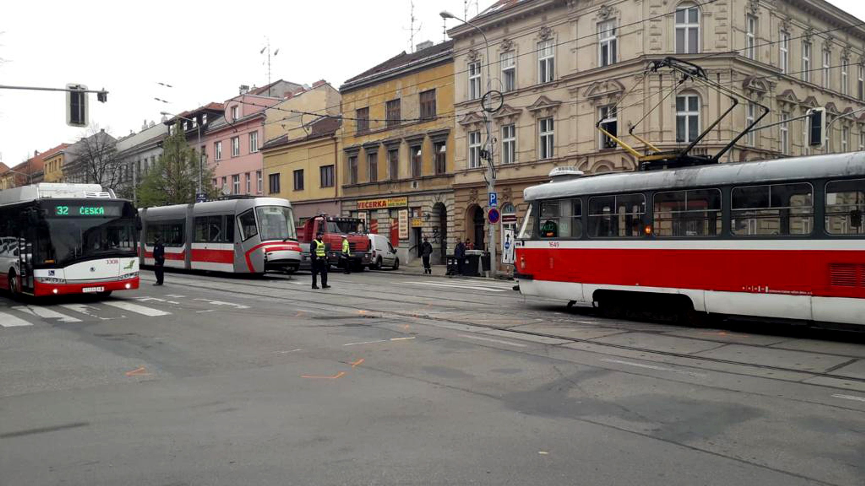 Nehoda tramvaje a nákladního auta v Brně - 4 - GALERIE: Nehoda tramvaje a nákladního auta v Brně (4/5)