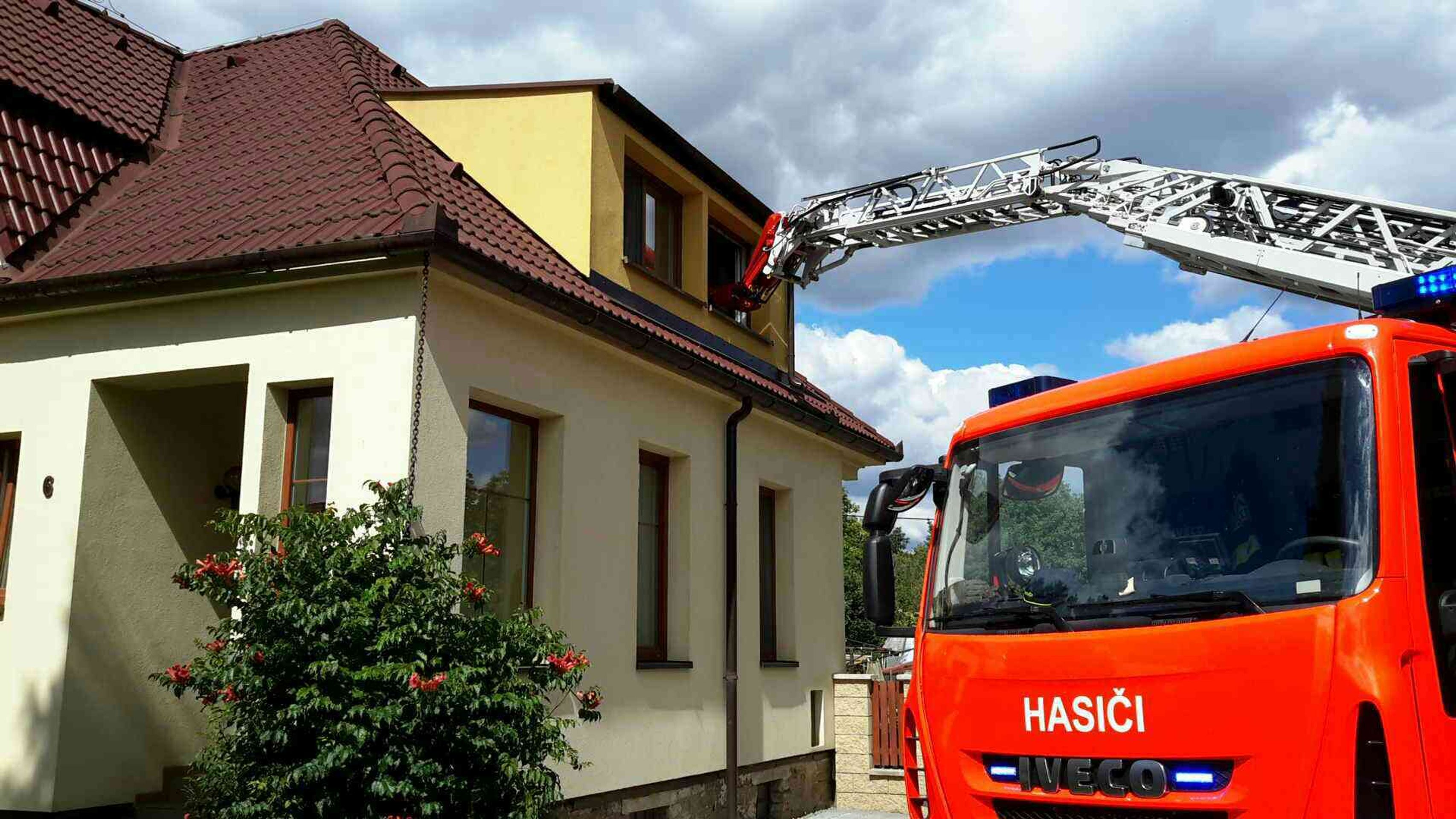 Obézního pacienta v Zastávce u Brna snesli hasiči plošinou - 7 - GALERIE: Snesení nadměrného pacienta speciální výškovou technikou z domu v obci Zastávka (4/10)