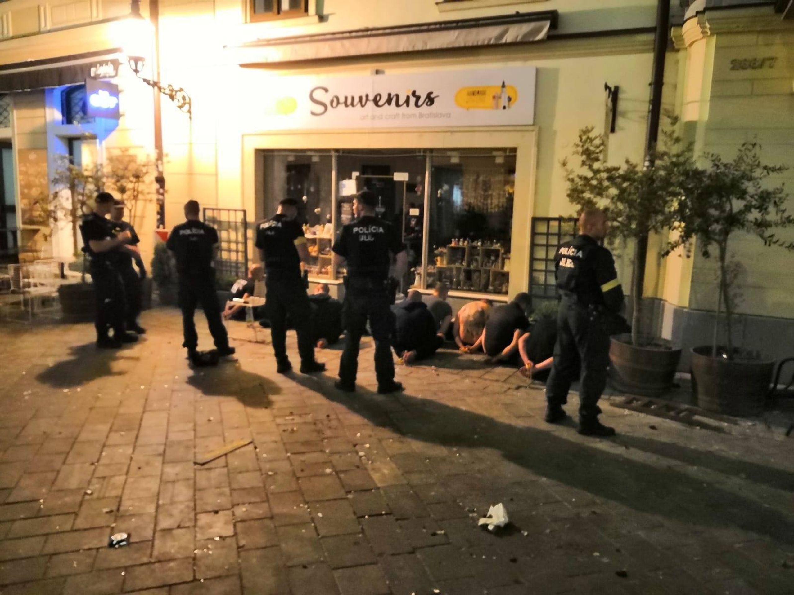 Policie zadržela desítky výtržníků - GALERIE: V centru Bratislavy řádili chuligáni (2/4)