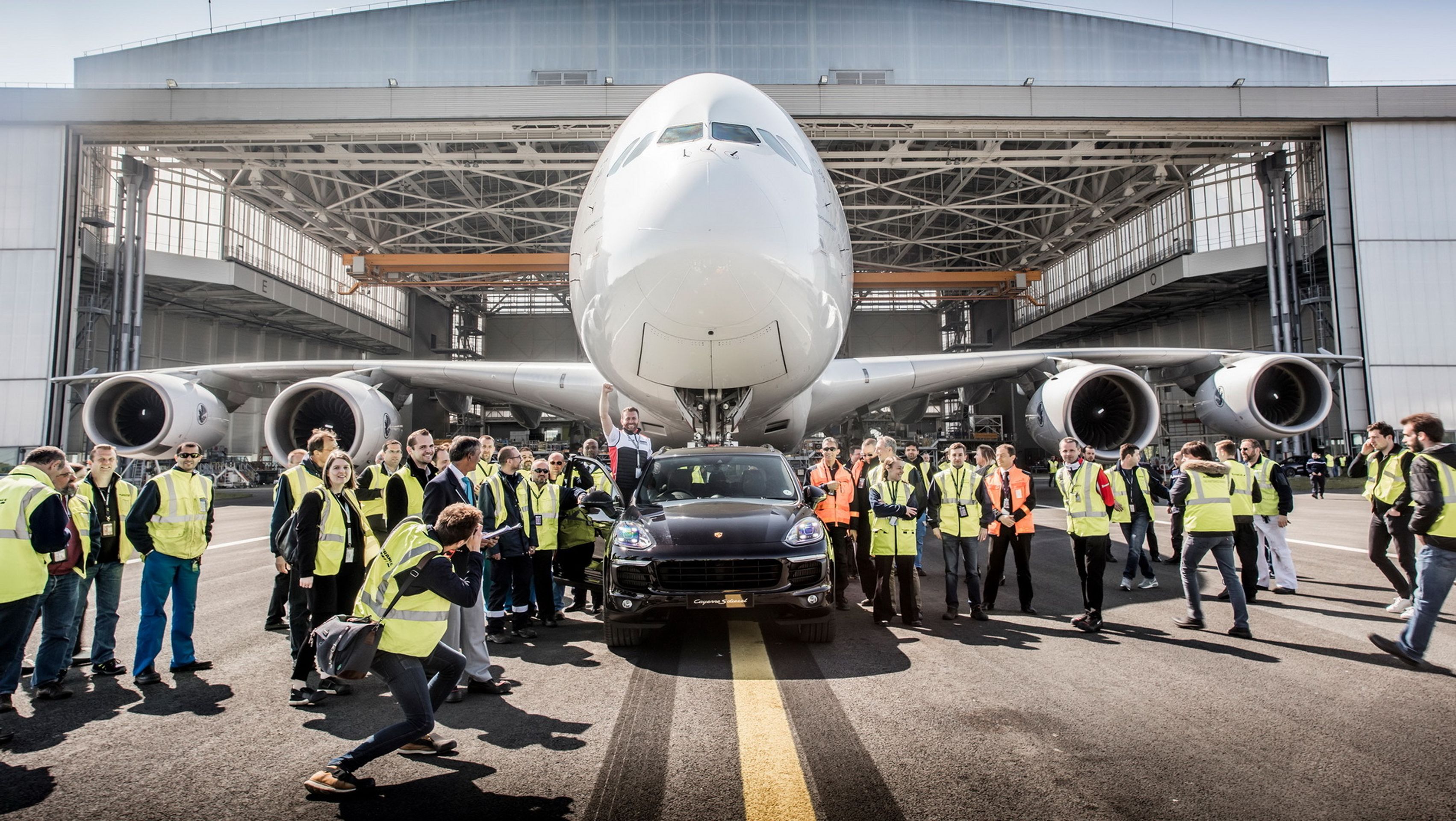 rekord - 8 - GALERIE: Naftové Porsche Cayenne táhne obří Airbus A380 (5/6)