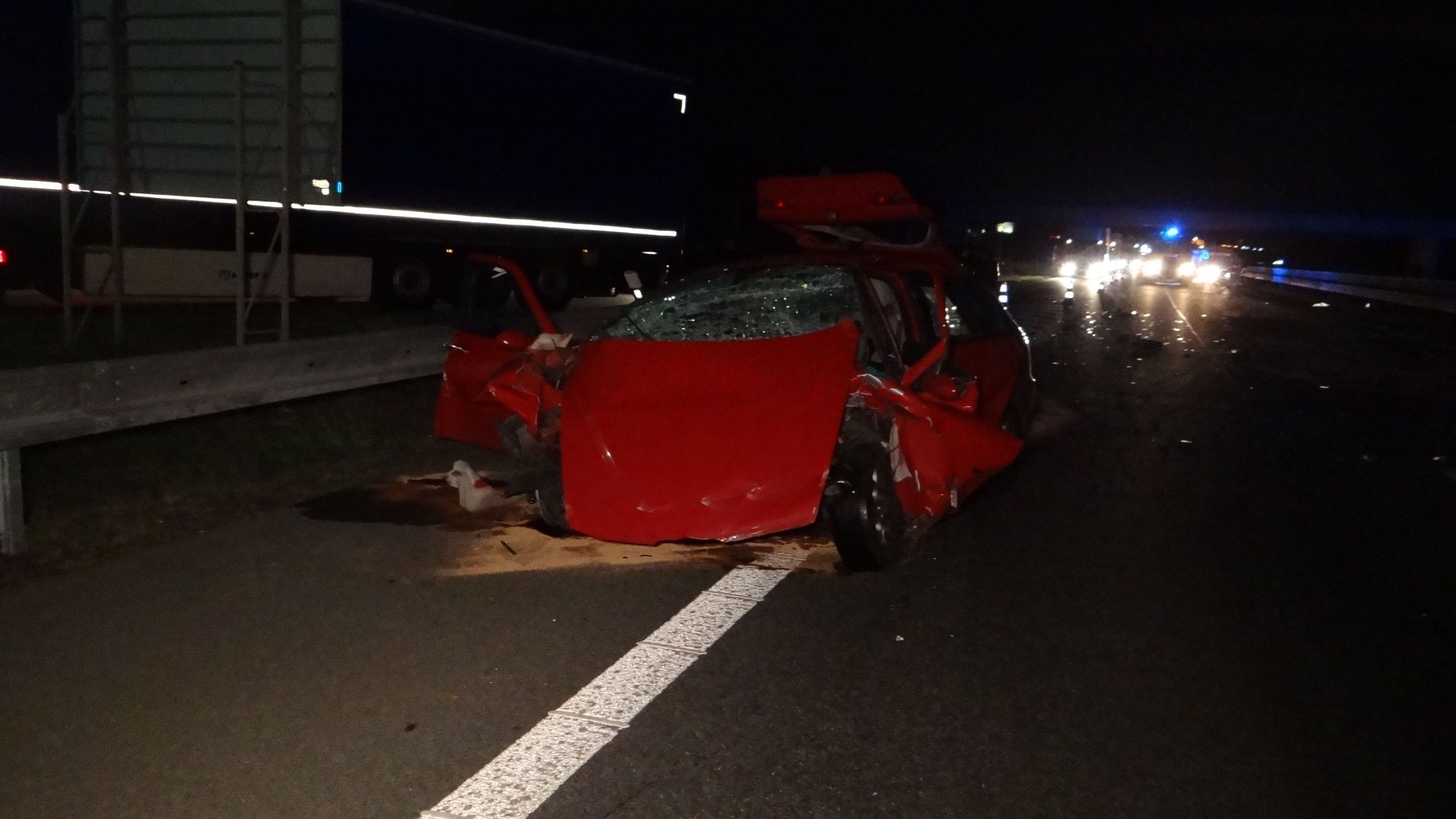 Náraz odhodil stojící auto asi osmdesát metrů dopředu - GALERIE: Nehoda na dálnici D8 (3/4)