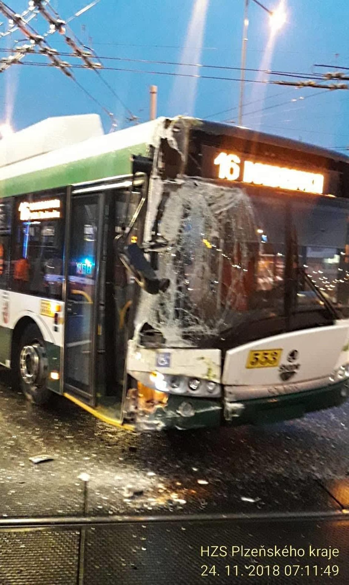 Srážka trolejbusu s tramvají v Plzni - 1 - GALERIE: Nehoda trolejbusu a tramvaje v Plzni (3/4)