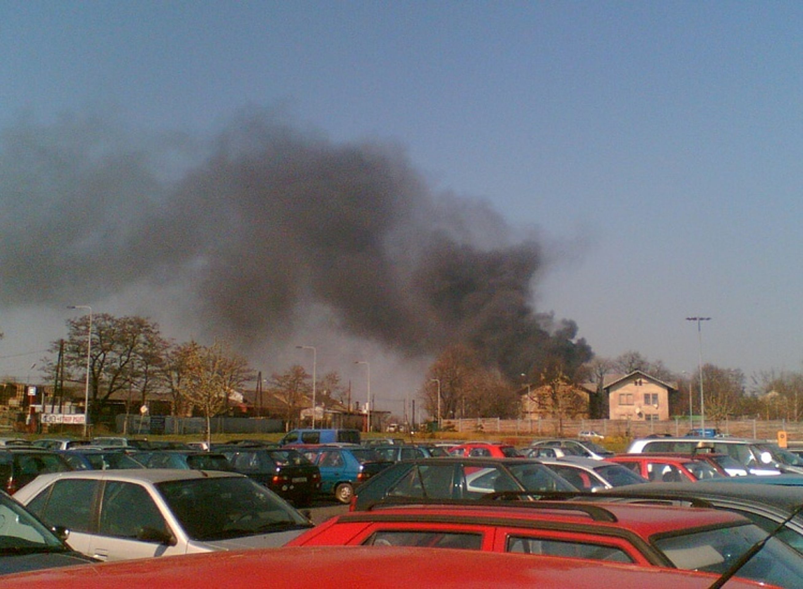 Hořící Agip - černý dým nad Kladnem - VIDEO: V Kladně explodovala benzinová pumpa (3/4)