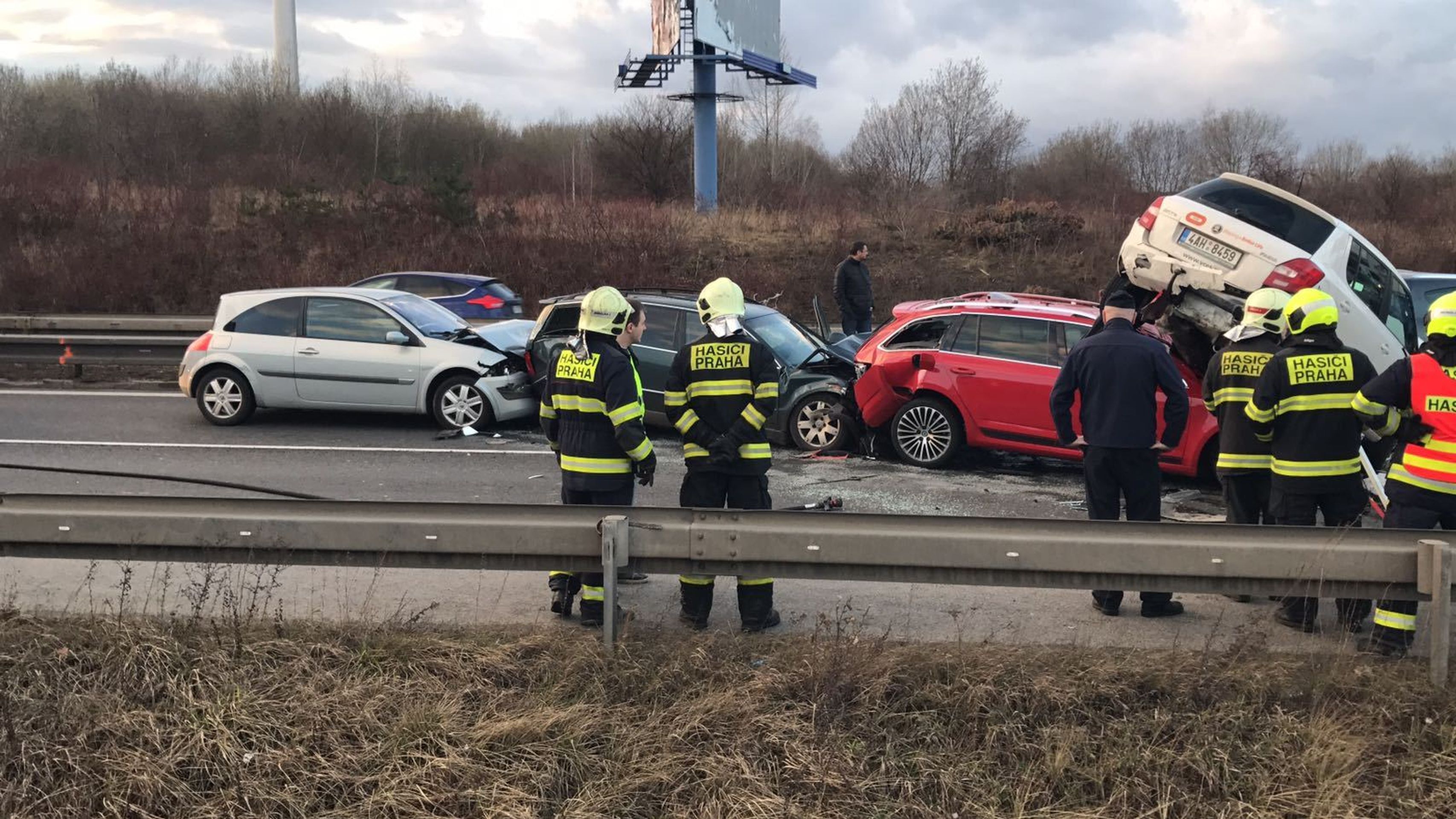 10 aut se srazilo na Štěrboholské spojce - 6 - GALERIE:10 aut se srazilo na Štěrboholské spojce (6/6)