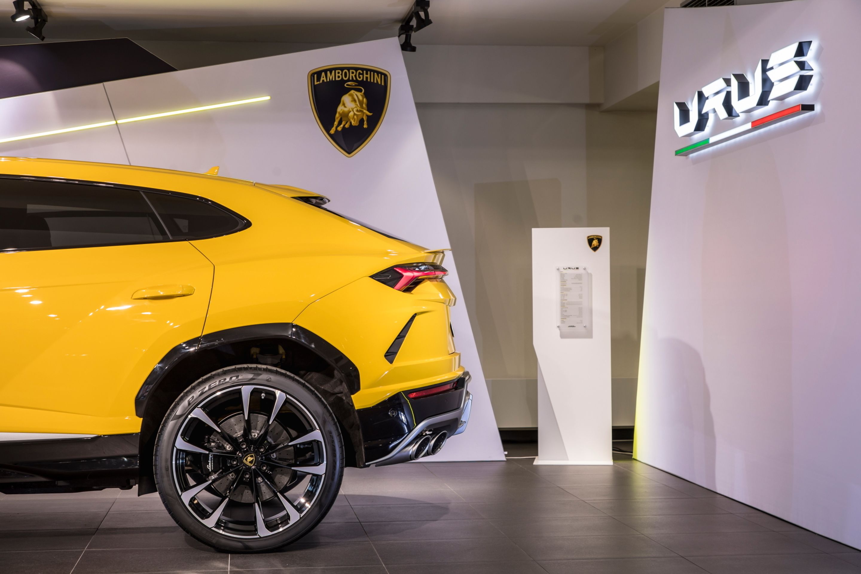 Lamborghini Urus - 3 - Fotogalerie: Nejdrsnější SUV Lamborghini Urus (4/30)