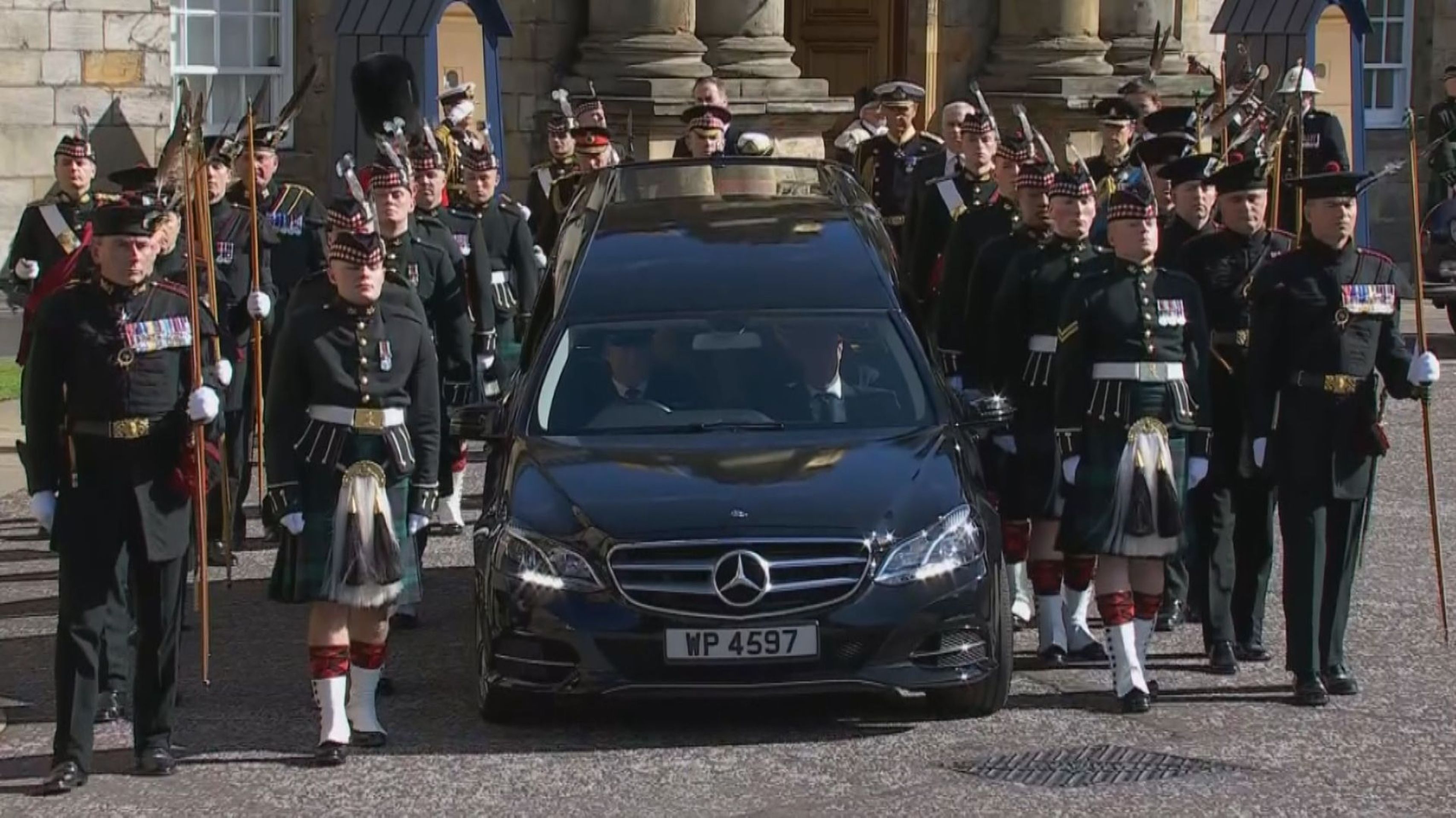 Auto se zesnulou královnou Alžbětou II. - Průvod s rakví královny Alžběty II. (1/6)
