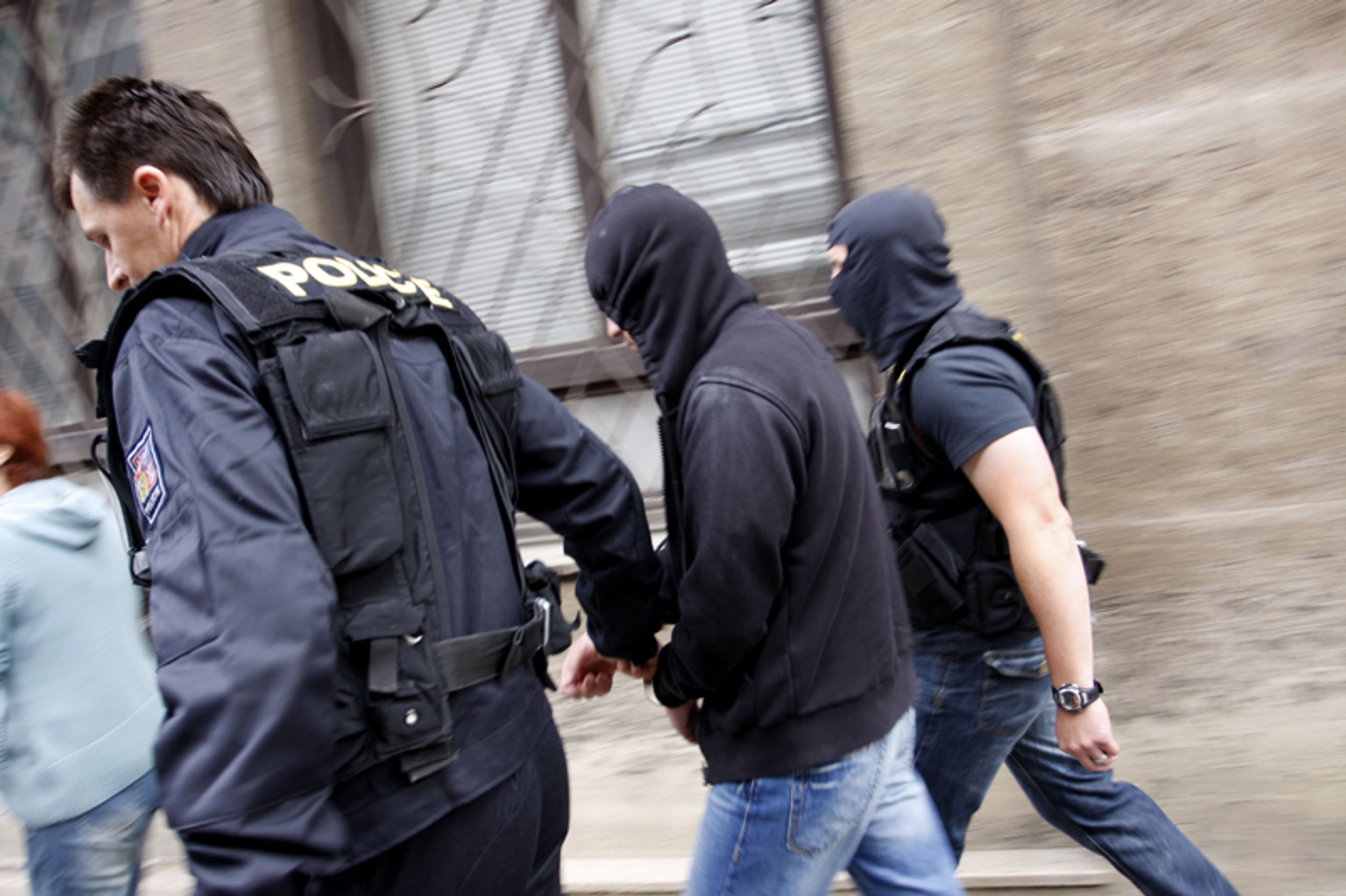 Policisté předvádějí extremisty zadržené při velké razii-3 - FOTOGALERIE: Policisté předvádějí extremisty zadržené při velké razii (2/18)