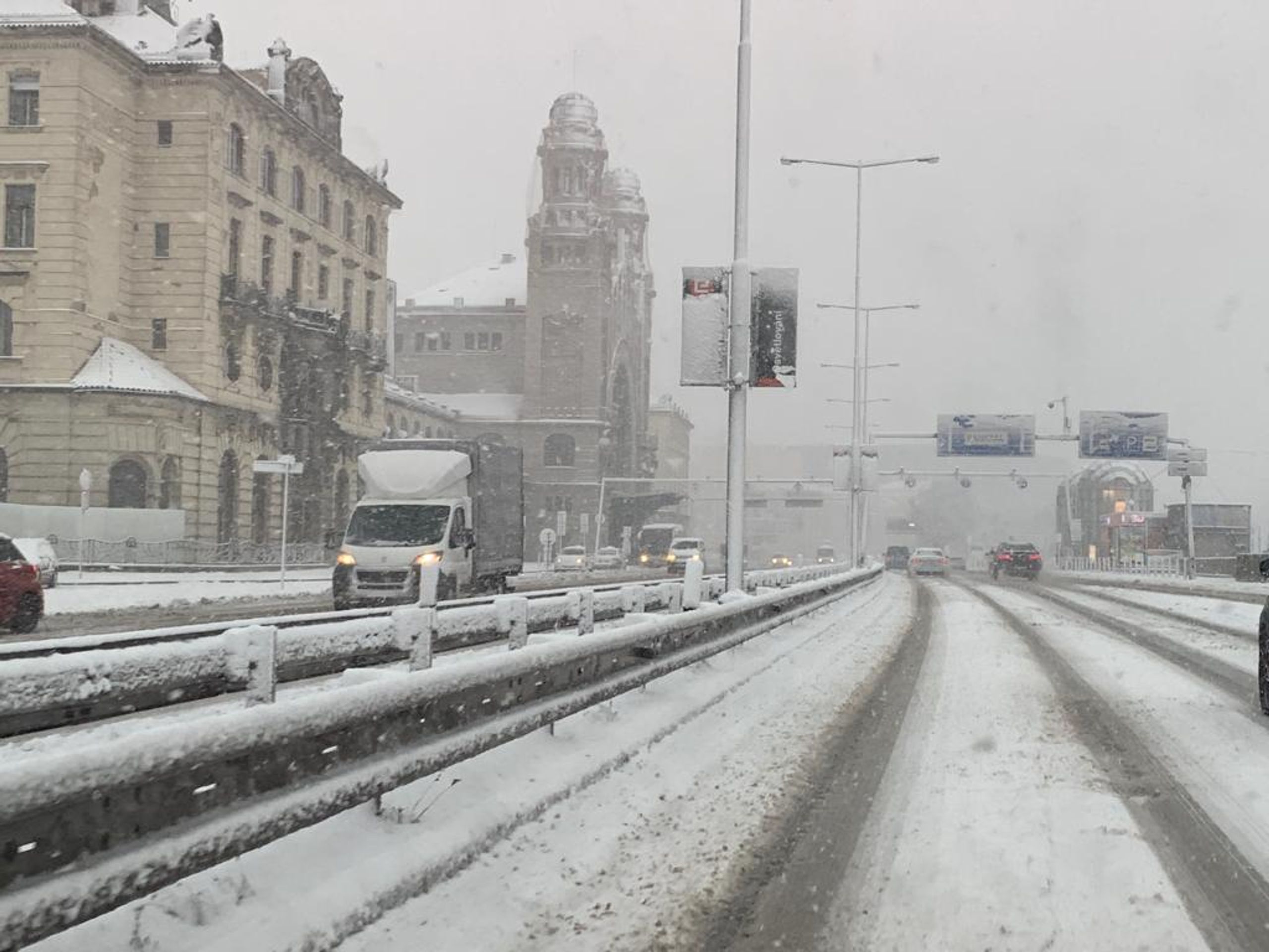 Sníh komplikuje dopravu - 1 - GALERIE: Sníh ochromil dopravu v Česku (2/18)