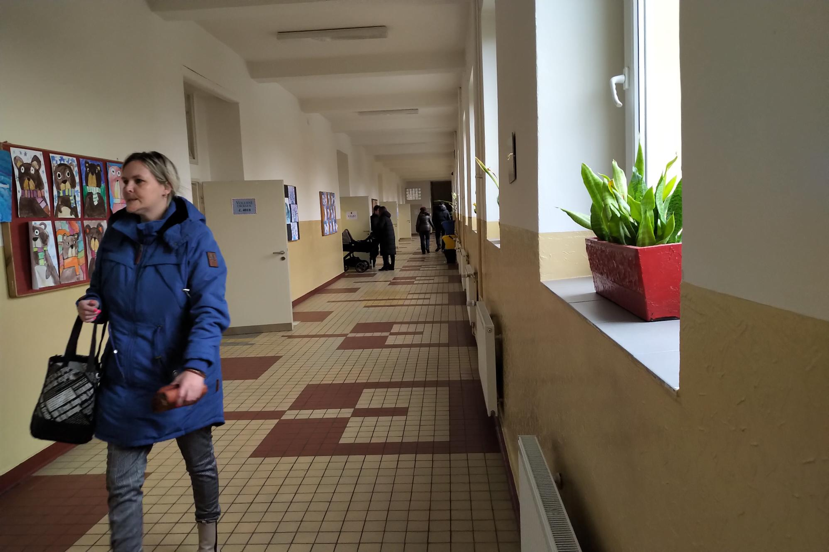 Volební místnosti ZŠ Sdružení Praha 4 - Druhé kolo prezidentských voleb (33/35)