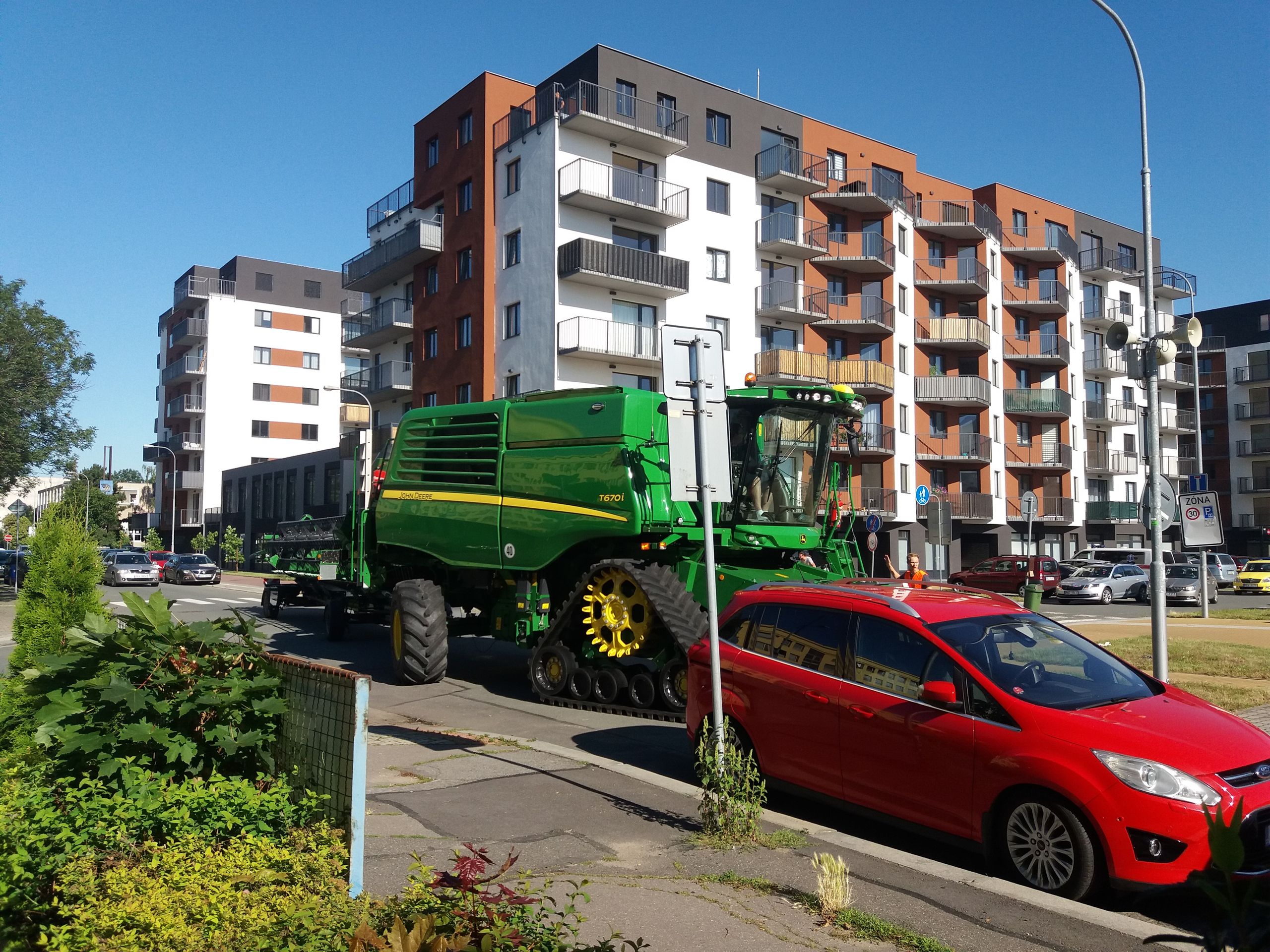V Pardubicích se zasekl na ulici kombajn - 7 - GALERIE: V Pardubicích se zasekl na ulici kombajn (1/8)
