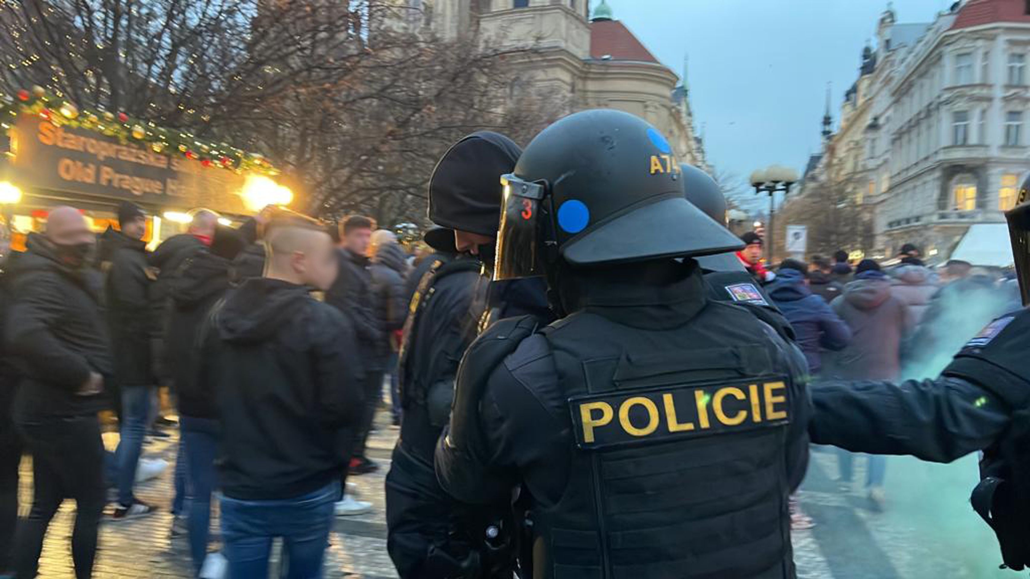 Policejní zákrok proti holandským fanouškům na Staroměstském náměstí (11) - Policejní zákrok proti holandským fanouškům (11/11)