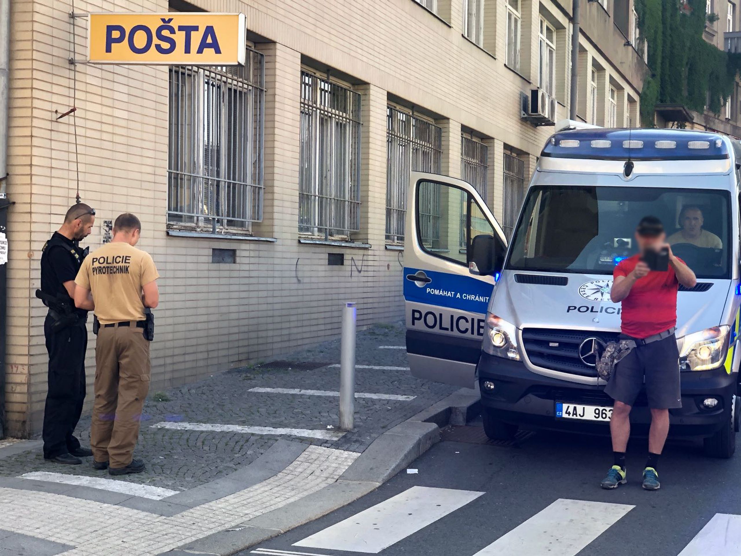 Podezřelý balíček na poště v ulici Kafkova na Praze 6 - 3 - GALERIE: Podezřelý balíček na poště v ulici Kafkova na Praze 6 (4/5)