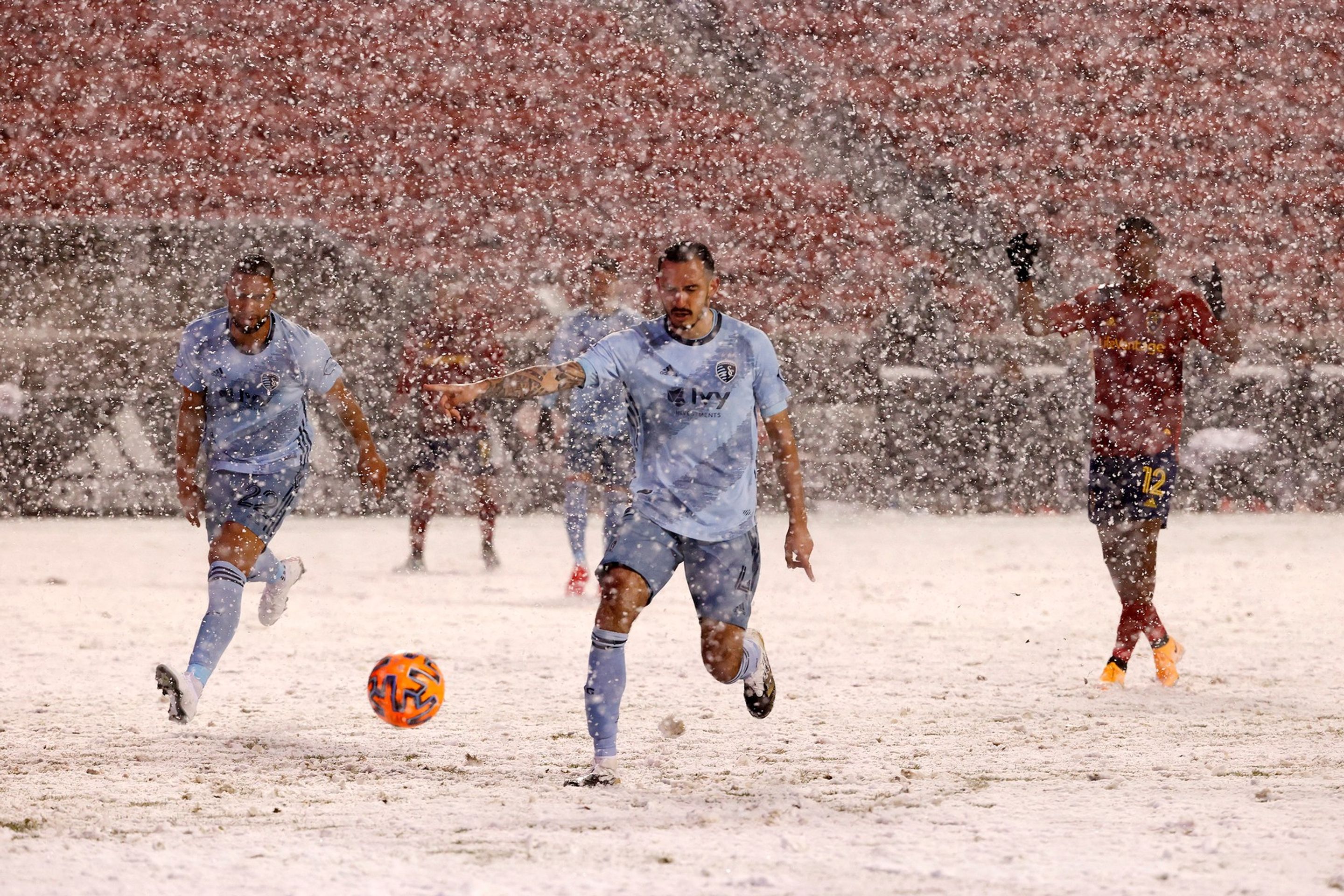 Husté sněžení neustávalo ani během zápasu - GALERIE: Velká sněhová bitva! Hřiště v Salt Lake City zasypala vánice (1/13)