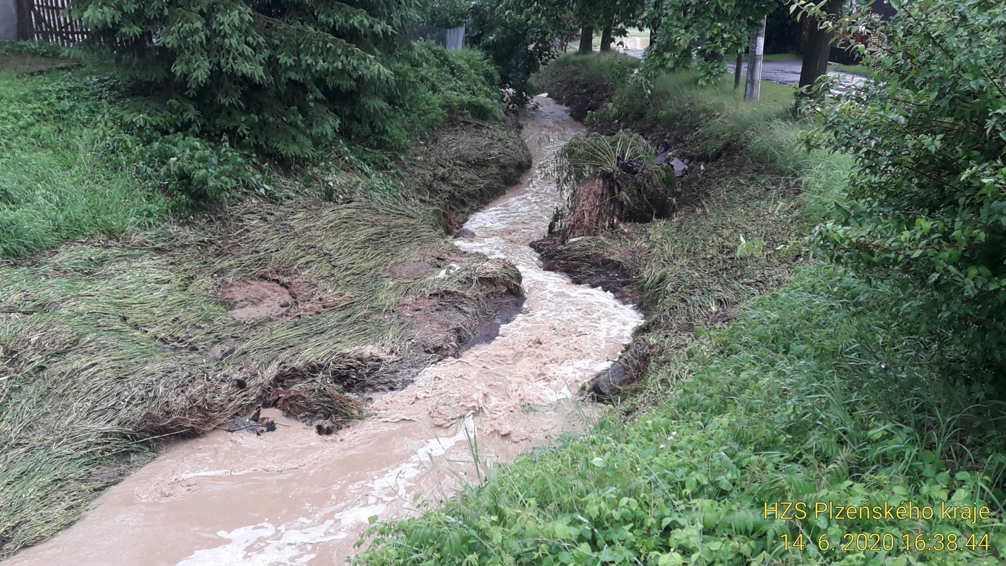 Odstraňování následků bouřek a přívalových dešťů v Plzeňském kraji - 5 - GALERIE: Následky bouřek a bleskových povodní očima hasičů (10/14)