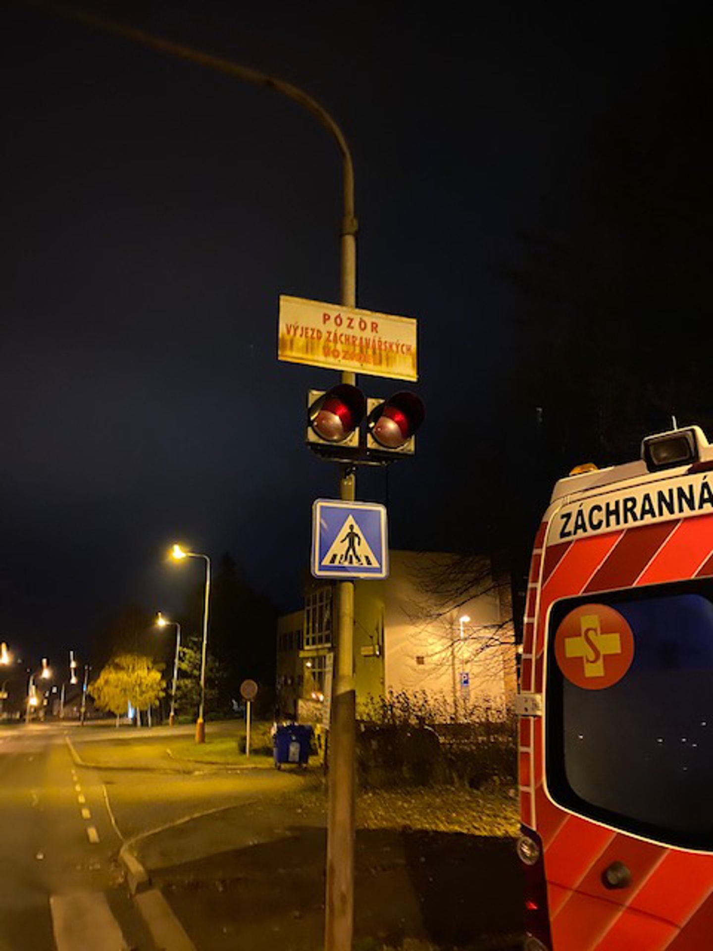 Sanita parkující na přechodu - 4 - GALERIE: Sanita parkující na přechodu (4/5)