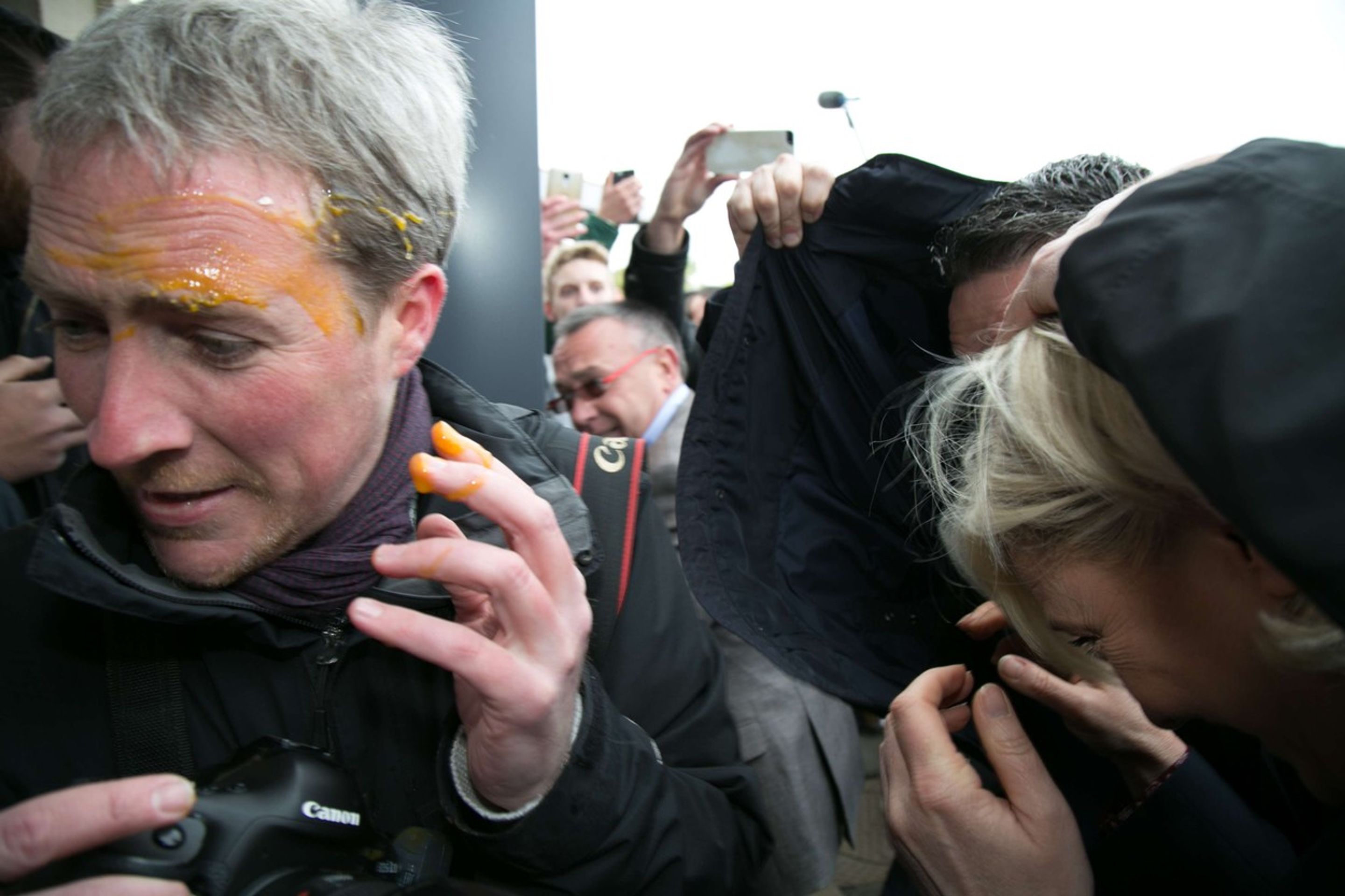 Po Marine Le Penové házeli vajíčka - GALERIE: Na Marine Le Penovou létala z davu vajíčka (4/4)