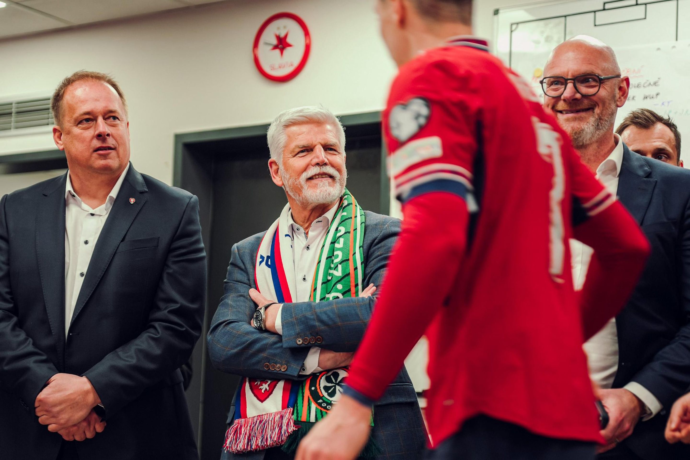 Prezident gratuloval českým fotbalistům k postupu - Prezident gratuloval českým fotbalistům k postupu (3/5)