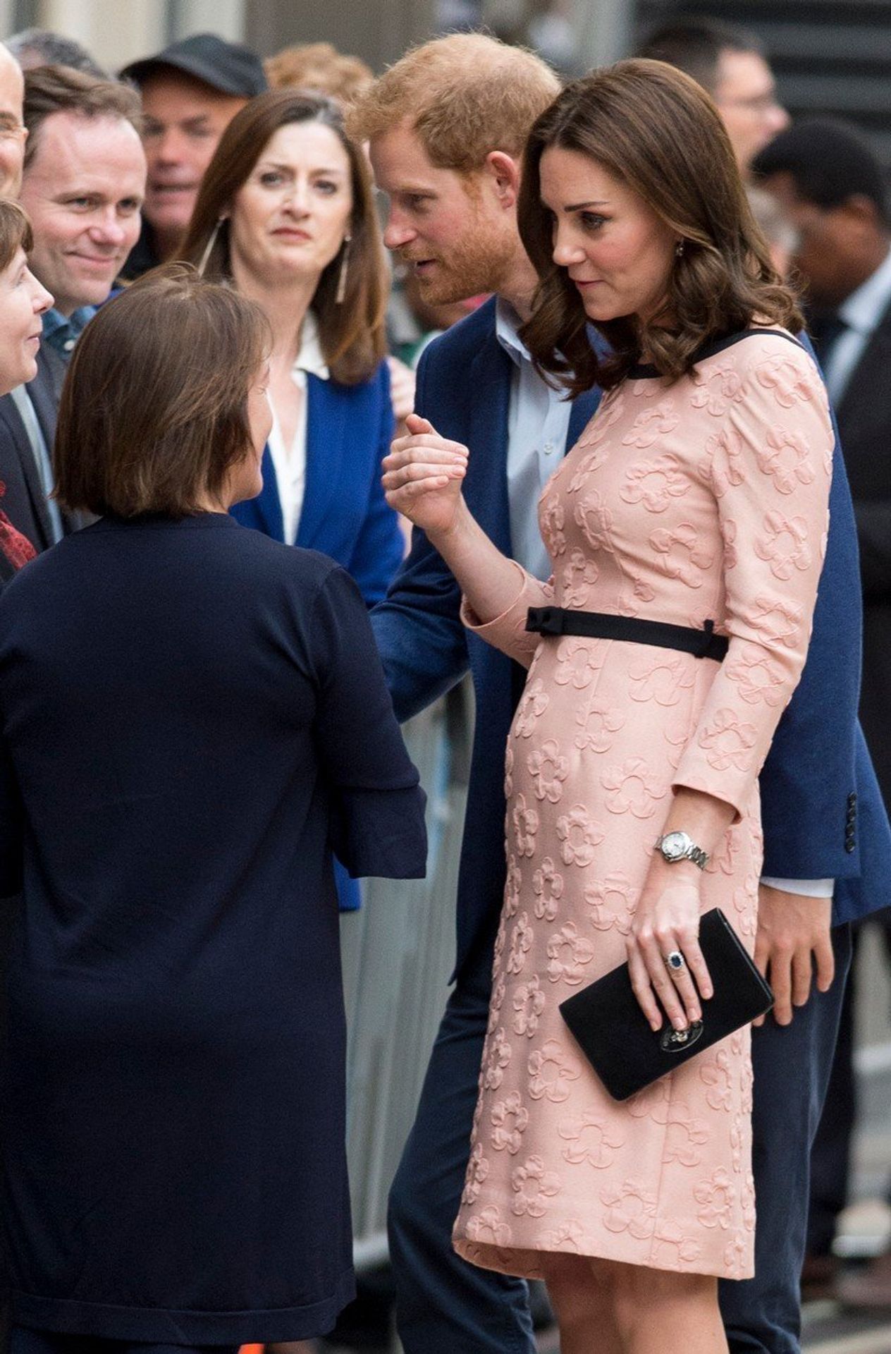 Těhotná Kate na veřejnosti tančila a smála se - 1 - GALERIE: Kate a její kabelky (2/5)