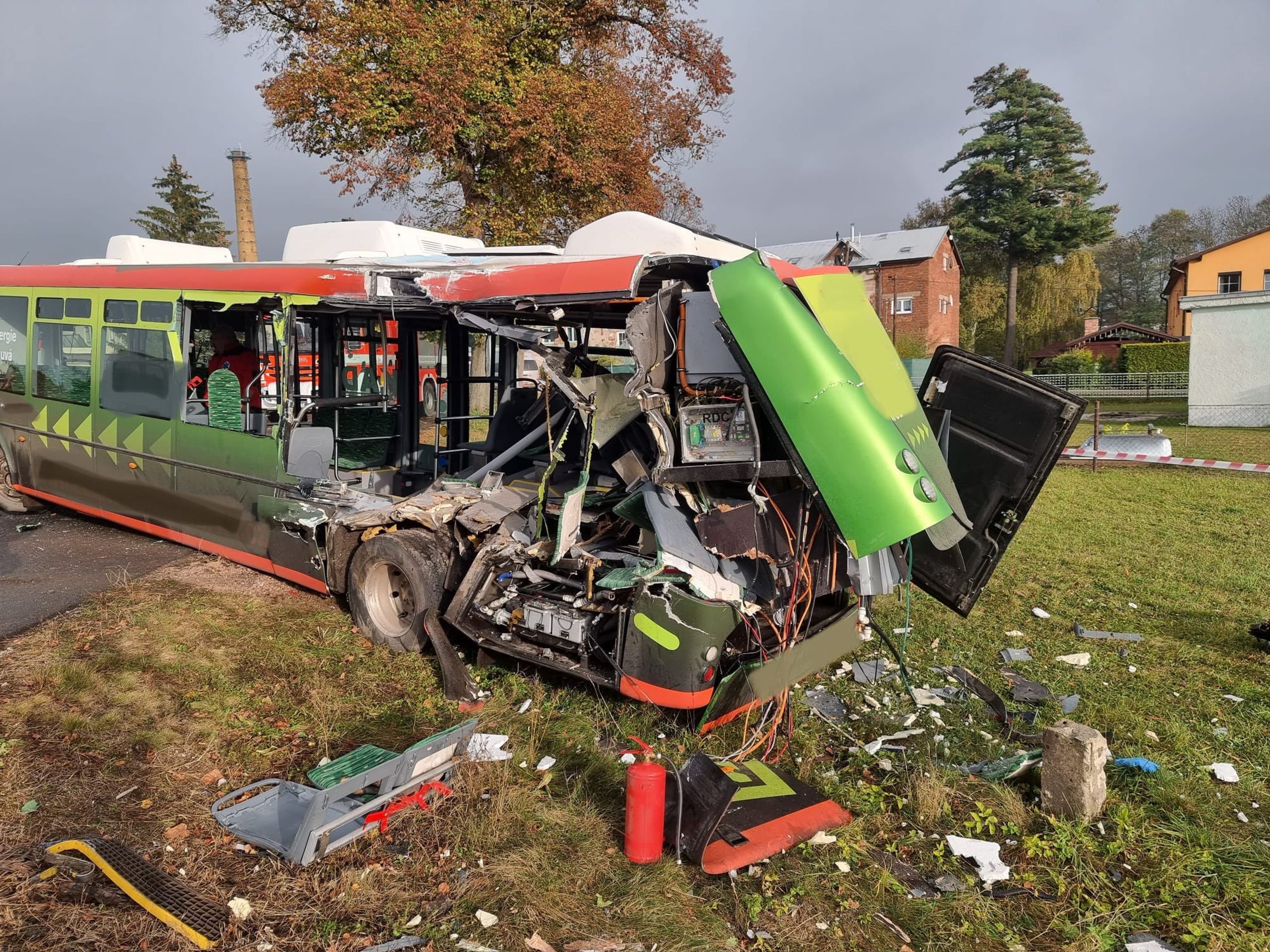Srážka vlaku s autobusem ve Vrchlabí - Srážka vlaku s autobusem ve Vrchlabí (4/4)