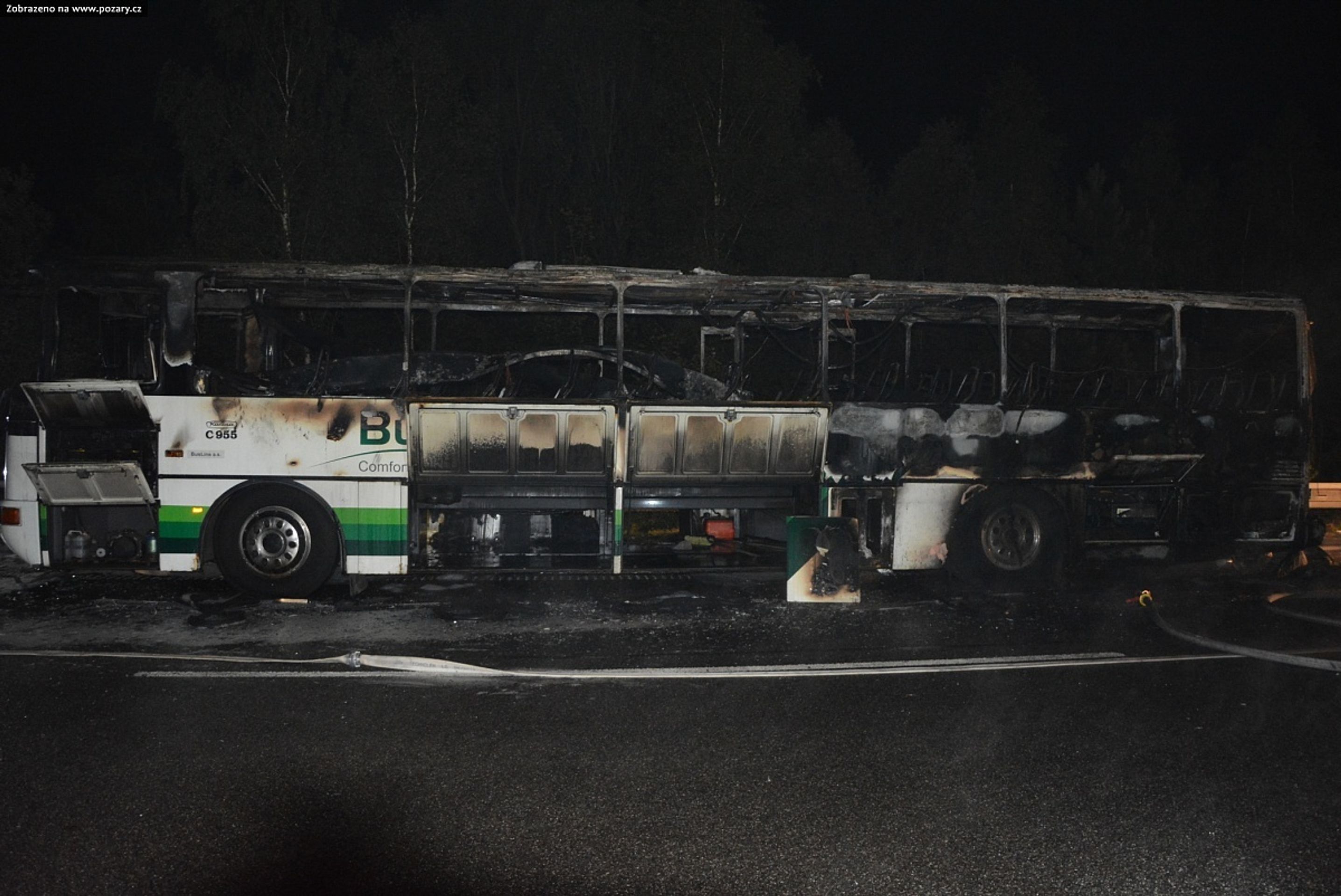 Autobus začal na dálnici D10 hořet - 8 - GALERIE: Požár autobusu na dálnici D10 (8/10)
