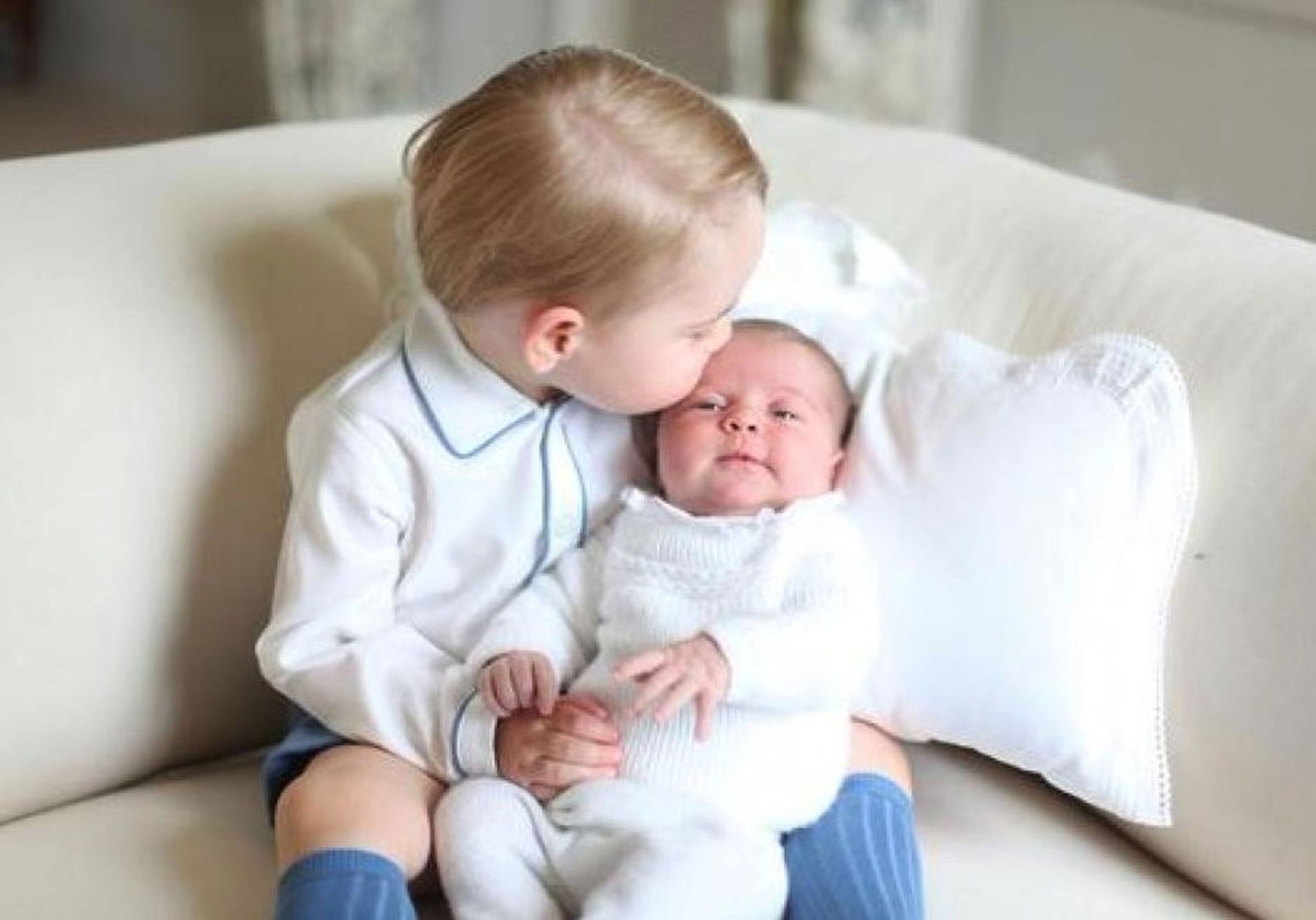 První oficiální snímky princezny Charlotty a prince George, vyfotila je vévodkyně Kate - 4 - Princezna Charlotte (44/46)