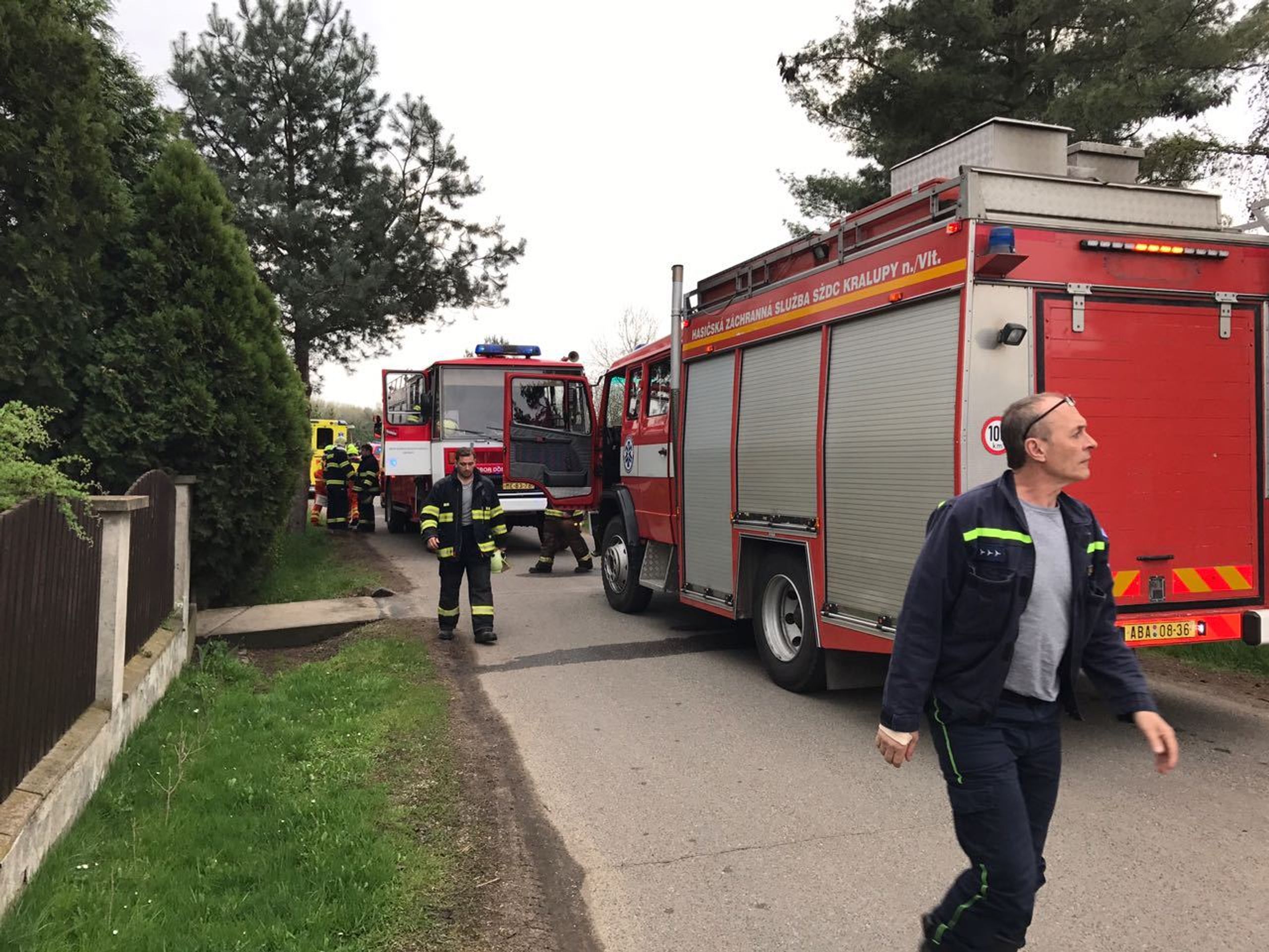 Dvě děti na kolejích v Mlékojedech srazil vlak - 4 - GALERIE: Tragédie na přejezdu u Neratovic (4/17)