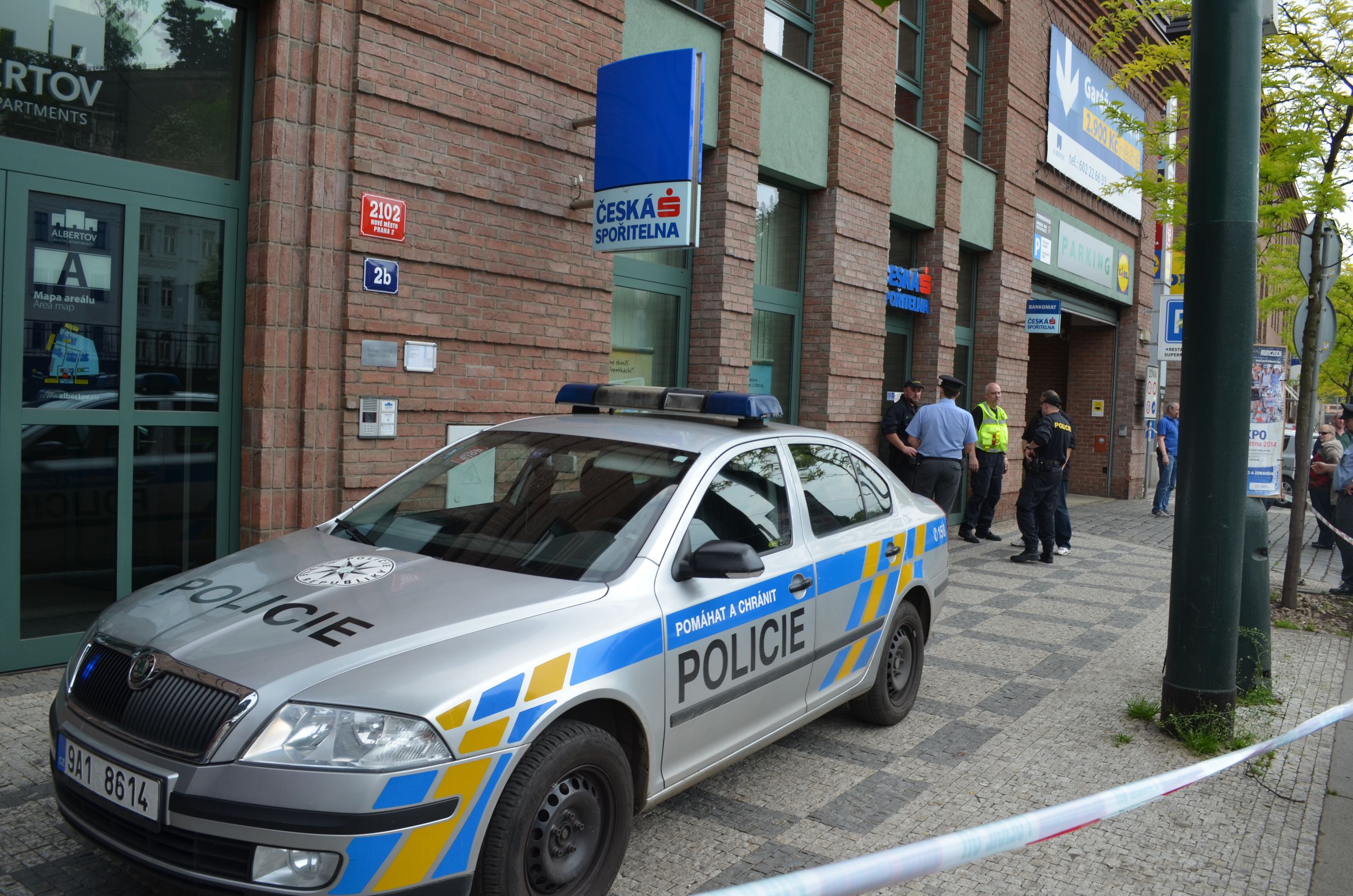 Přepadená banka v ulici Na Slupi - GALERIE: Lupič přepadl banku v Praze, zadrželi ho policisté (1/4)