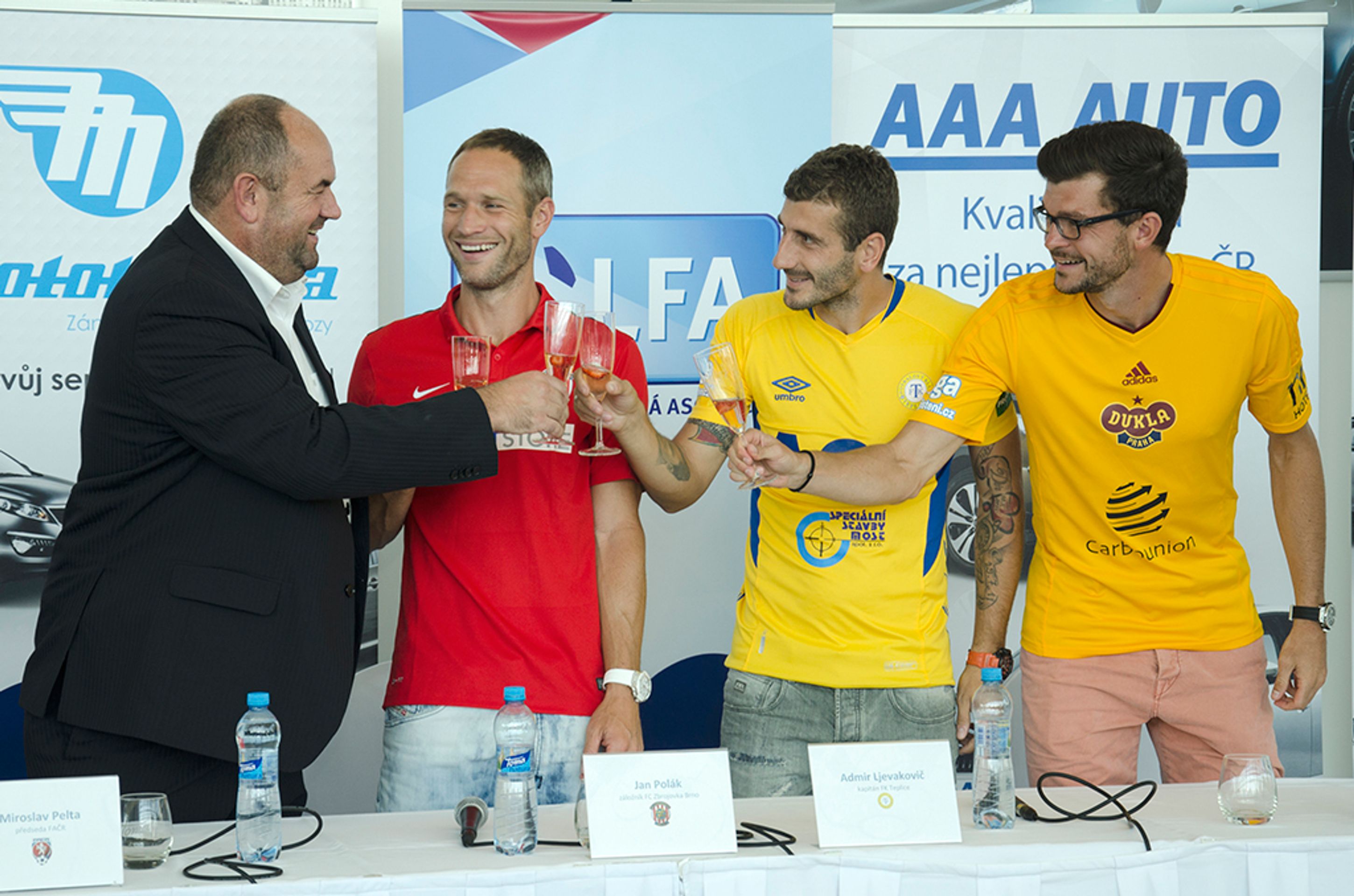 aaa auto partnerem fotbalové soutěže e-pojisteni.cz - 2 - GALERIE: AAA Auto (2/6)