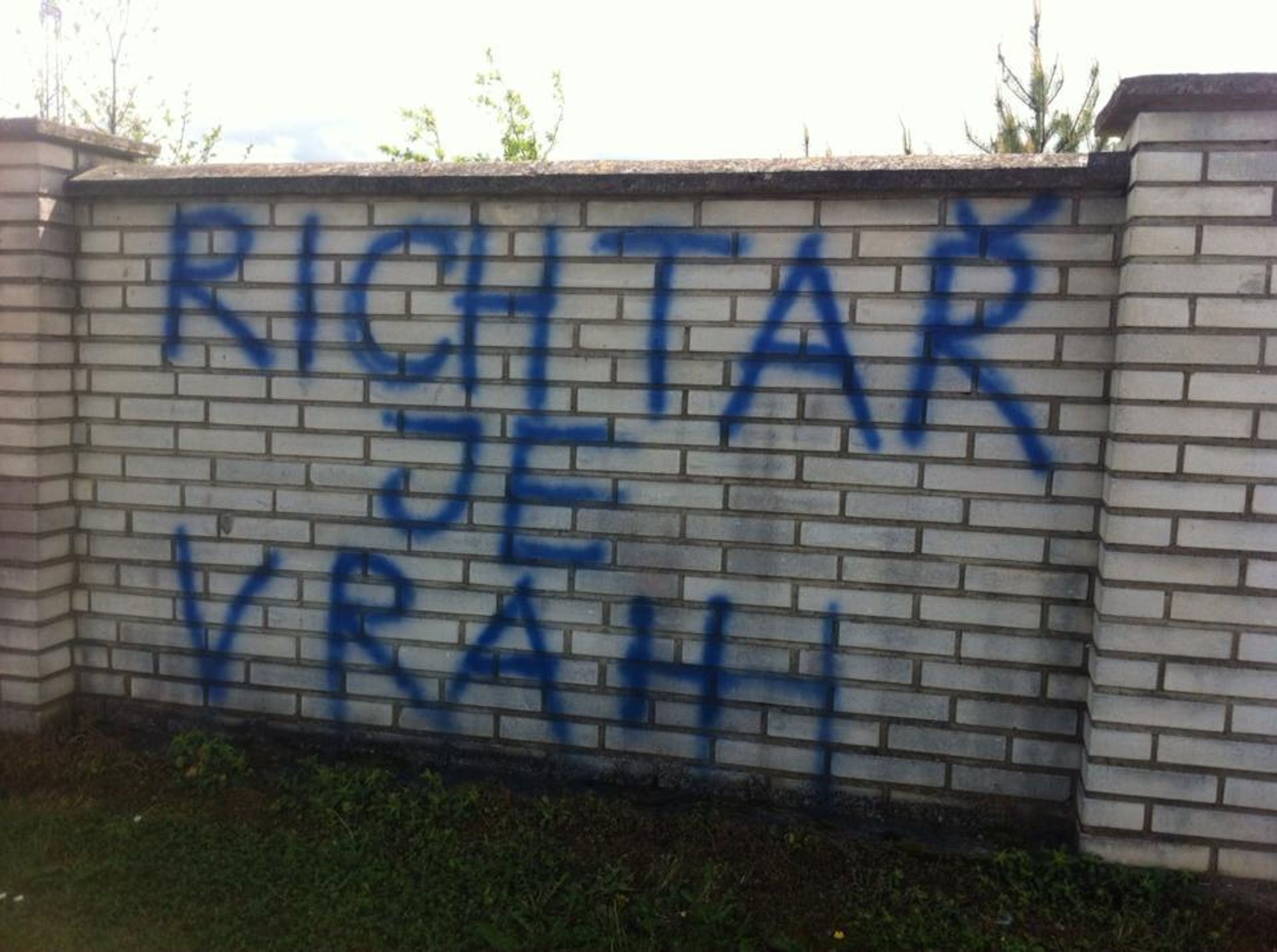 Posprejovaný hrob Josefa Rychtáře - 2 - GALERIE: Rychtářovi posprejovali rodinný hrob v Říčanech (2/4)