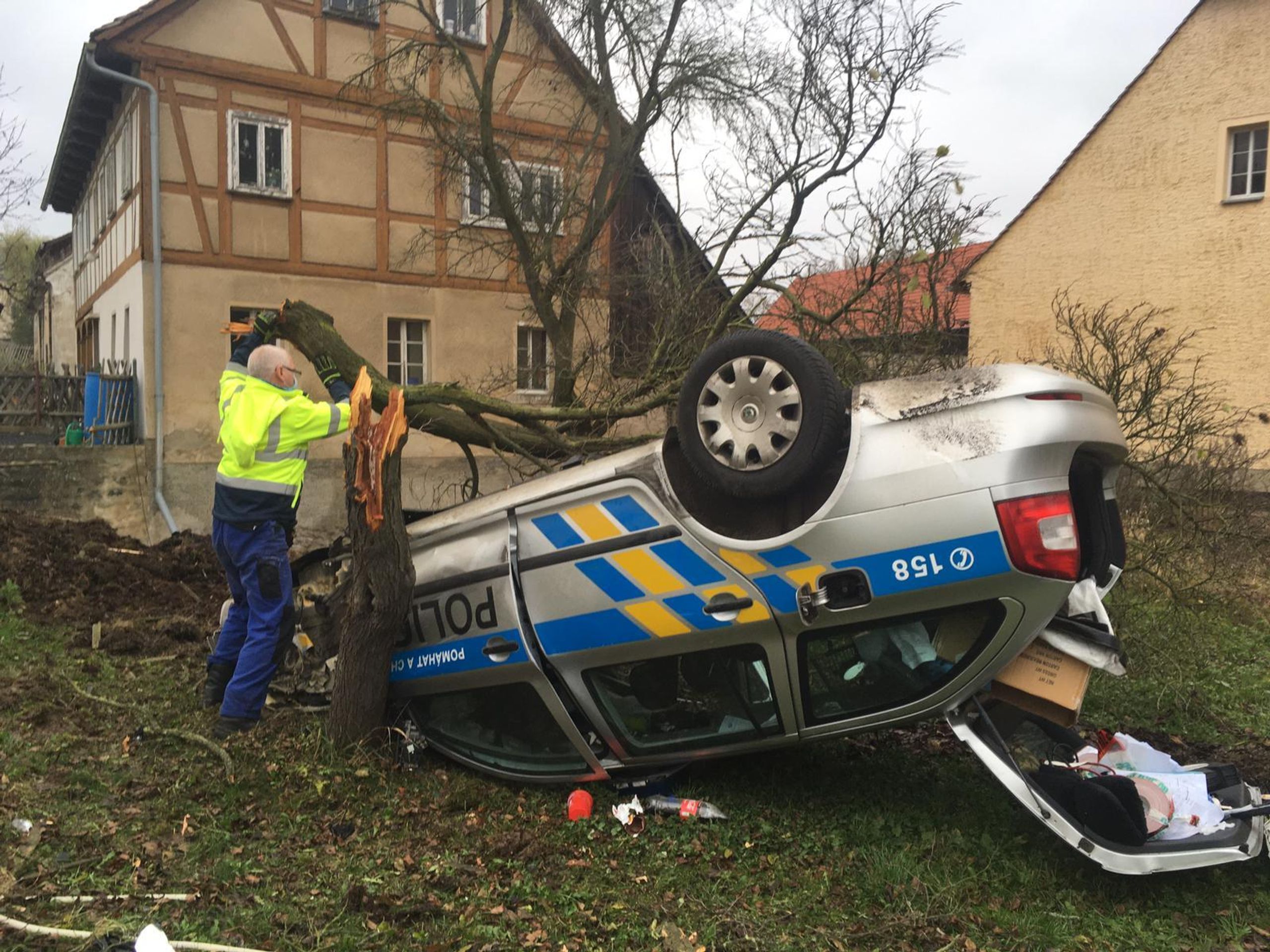 Nehoda českých policistů po honičce v Německu - 13 - GALERIE: Češti policisté přerazili strom v Německu (8/10)