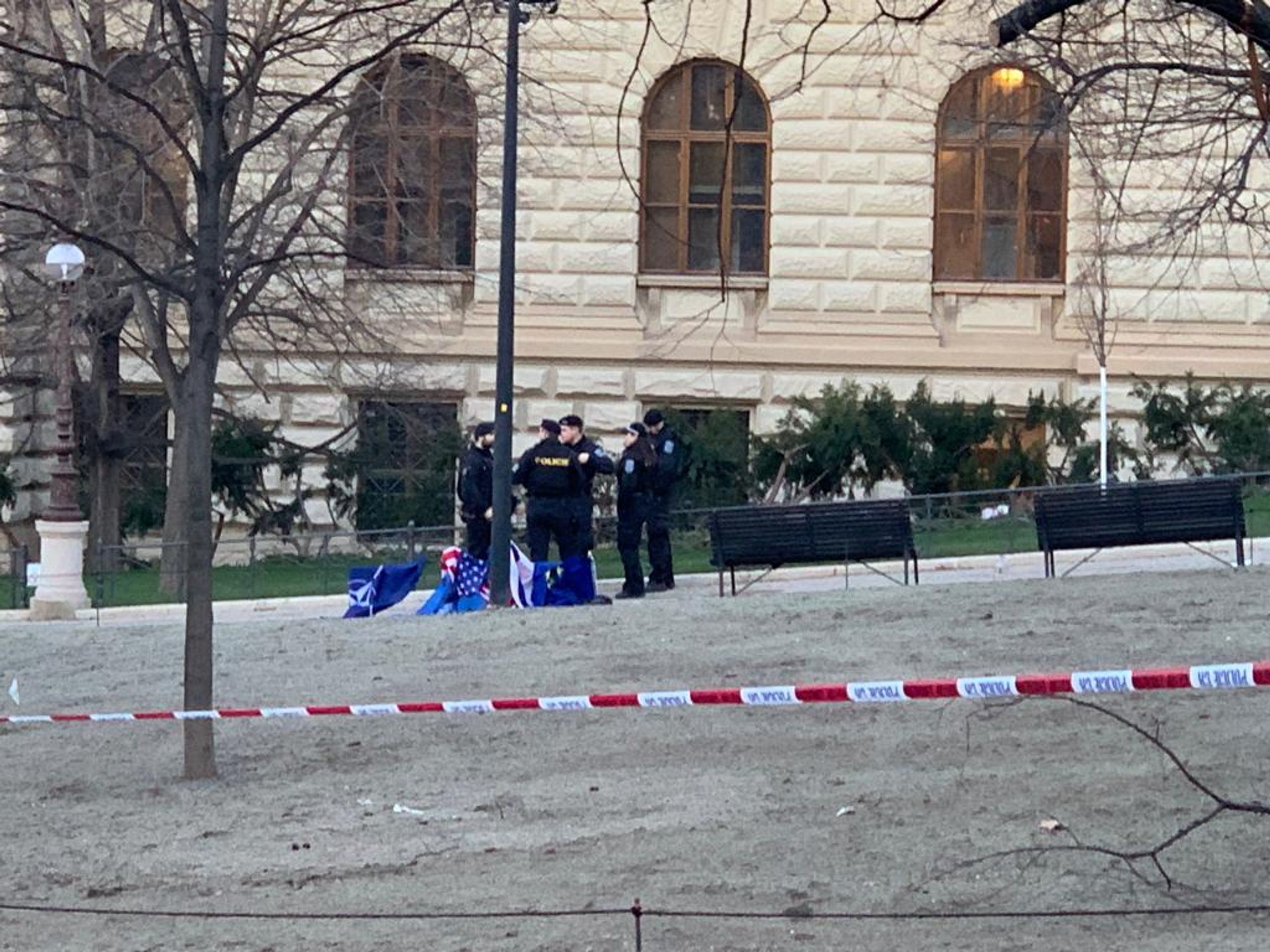 Muž se pokusil upálit u Muzea v Praze - 5 - GALERIE: Muž se pokusil upálit v Praze u Národního muzea (5/6)