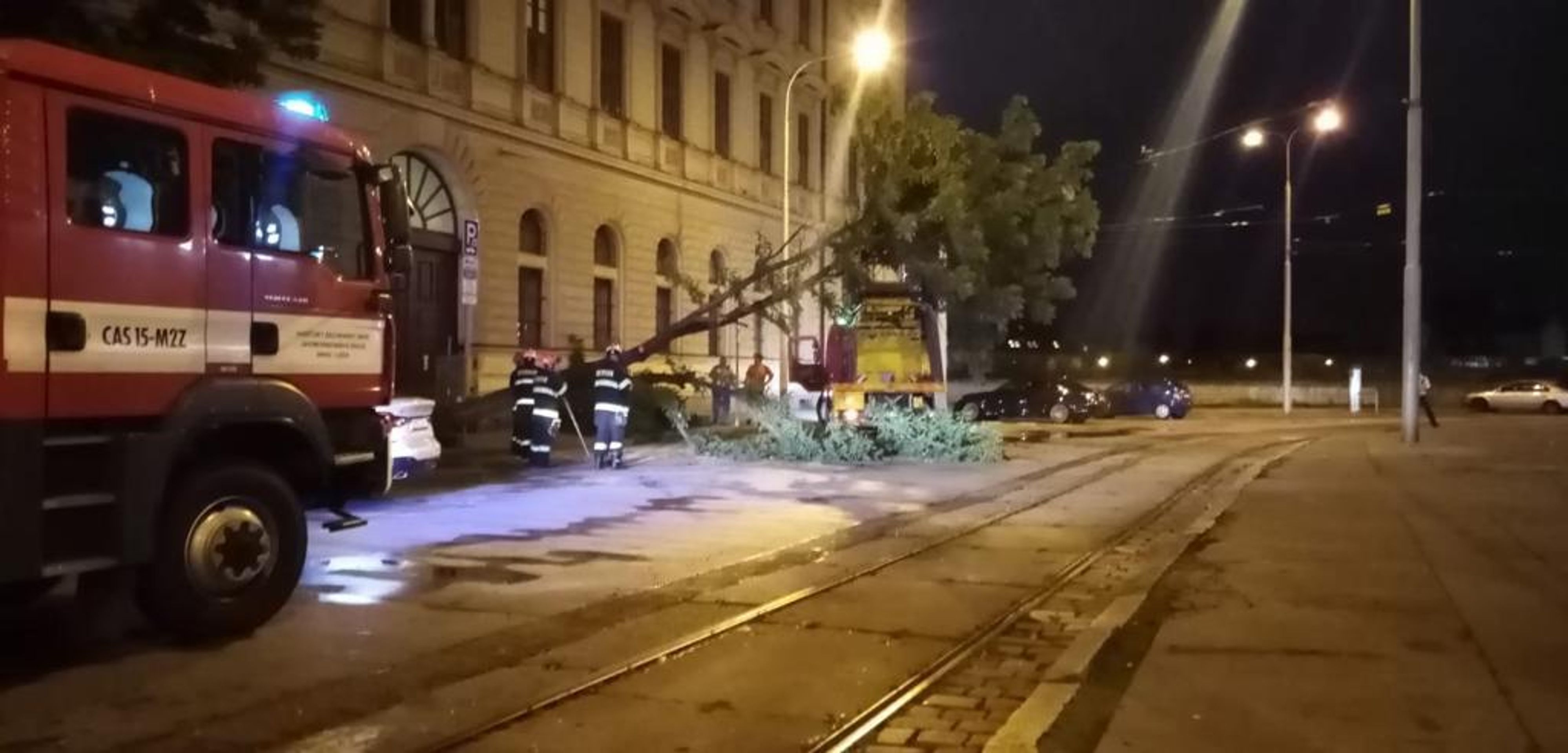 Na brněnském náměstí spadl po bouři strom - 4 - GALERIE: Následky bouřky v Brně (1/4)