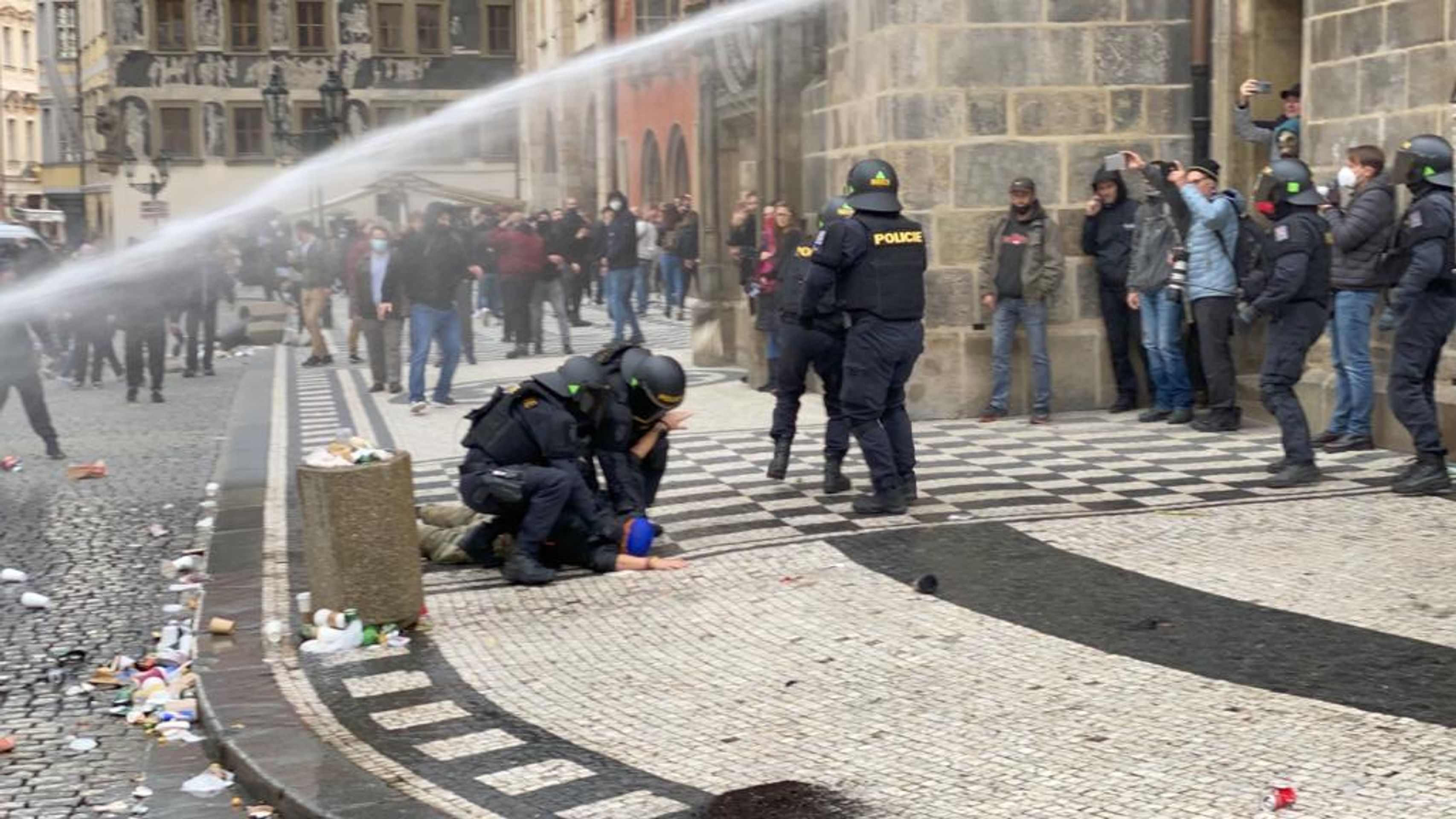 Demonstrace fotbalových chuligánů na Staroměstském náměstí se vyhrotila - 6 - GALERIE: Protestní akce na Staroměstském náměstí se zvrhla (18/23)