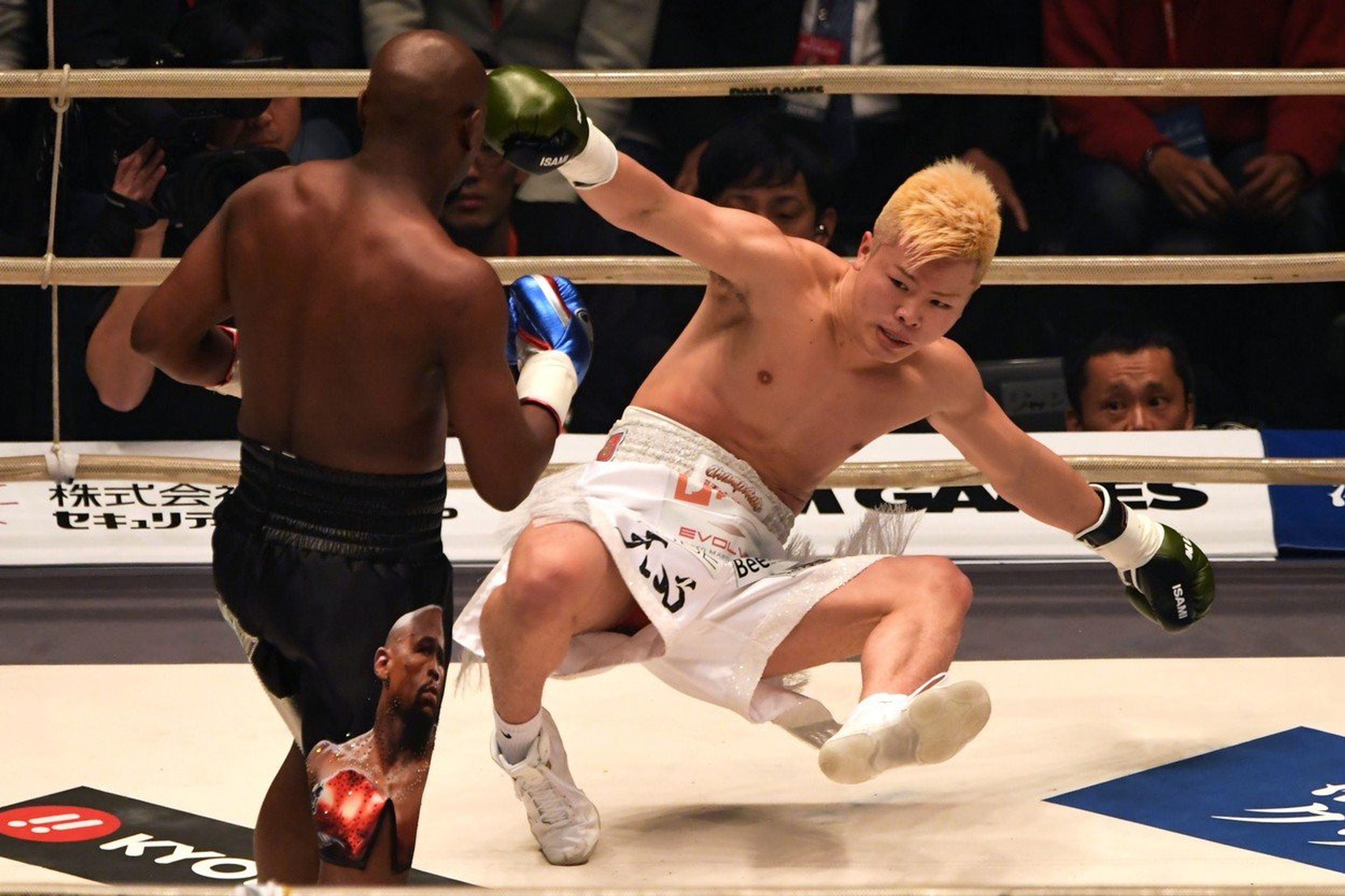 Tenshin Nasukawa dostal nakládačku od Floyda Mayweathera - GALERIE: Conor McGregor chce zápasit s Tenshinem Nasukawou (2/5)