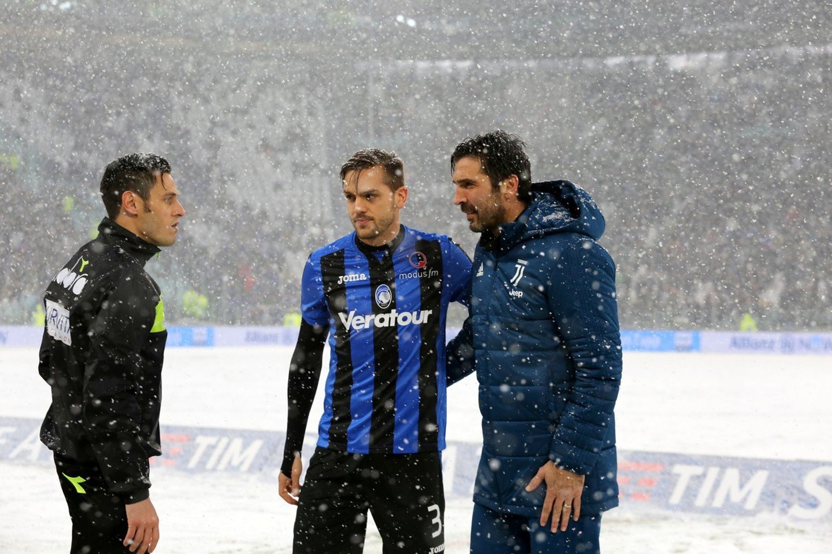 Stadion Juventusu zasypal sníh - GALERIE: Fotbalisty Juventusu zaskočil sníh a mráz a nemohli hrát (3/4)