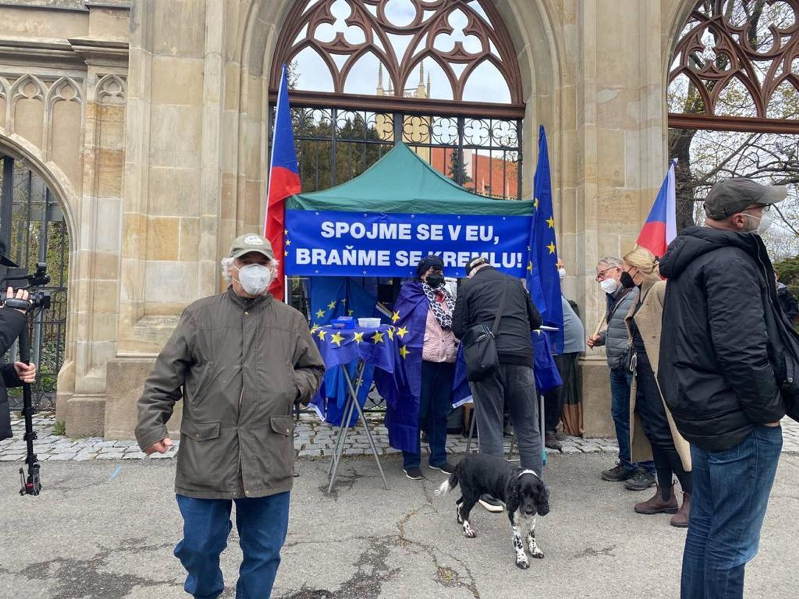 Demonstrace před ruskou ambasádou - 3 - GALERIE: Protesty před ruskou ambasádou v Praze (4/14)