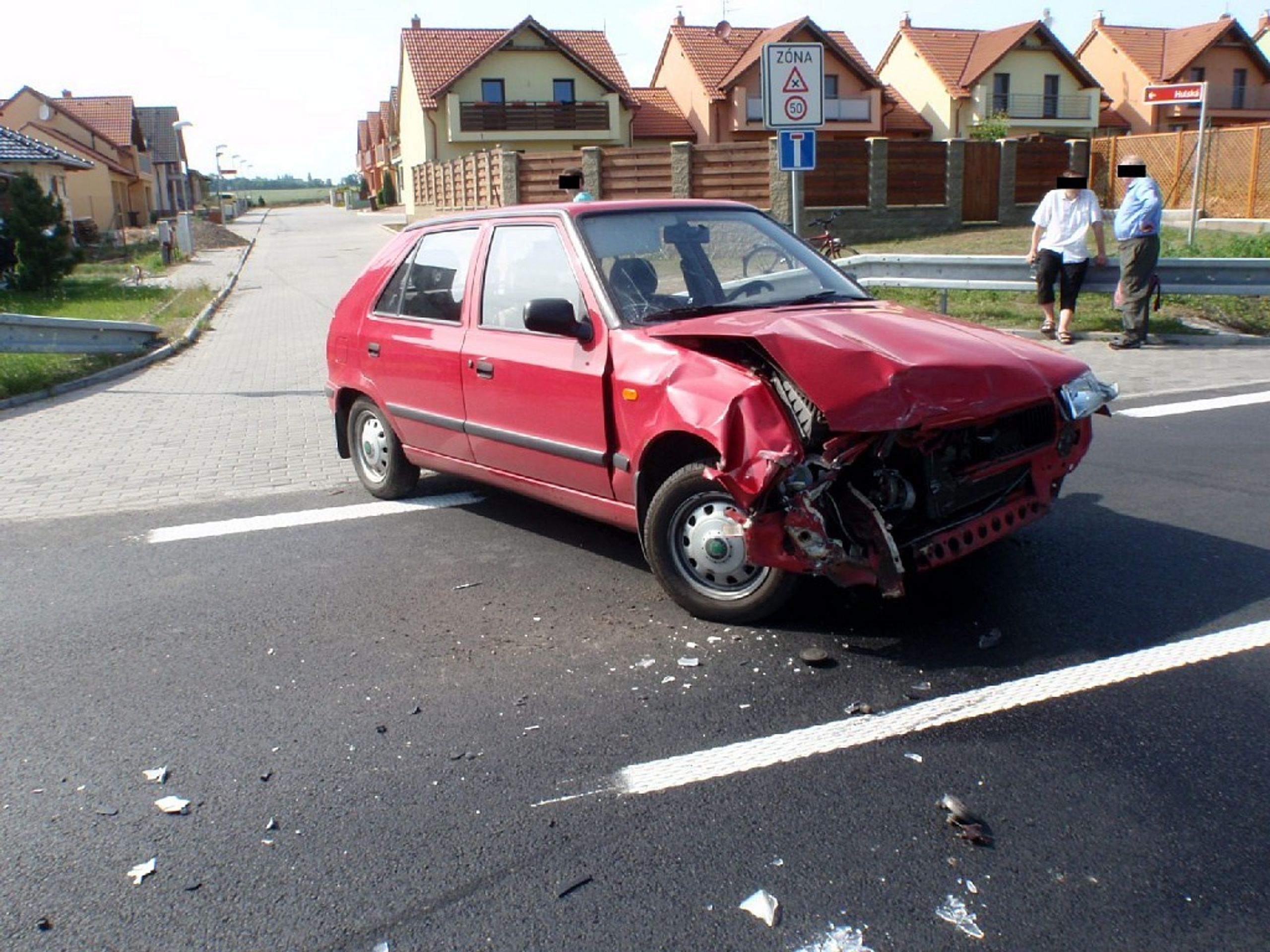 Pro těžce zraněného motorkáře letěl vrtulník - 2 - GALERIE: Pro těžce zraněného motorkáře letěl vrtulník (2/3)