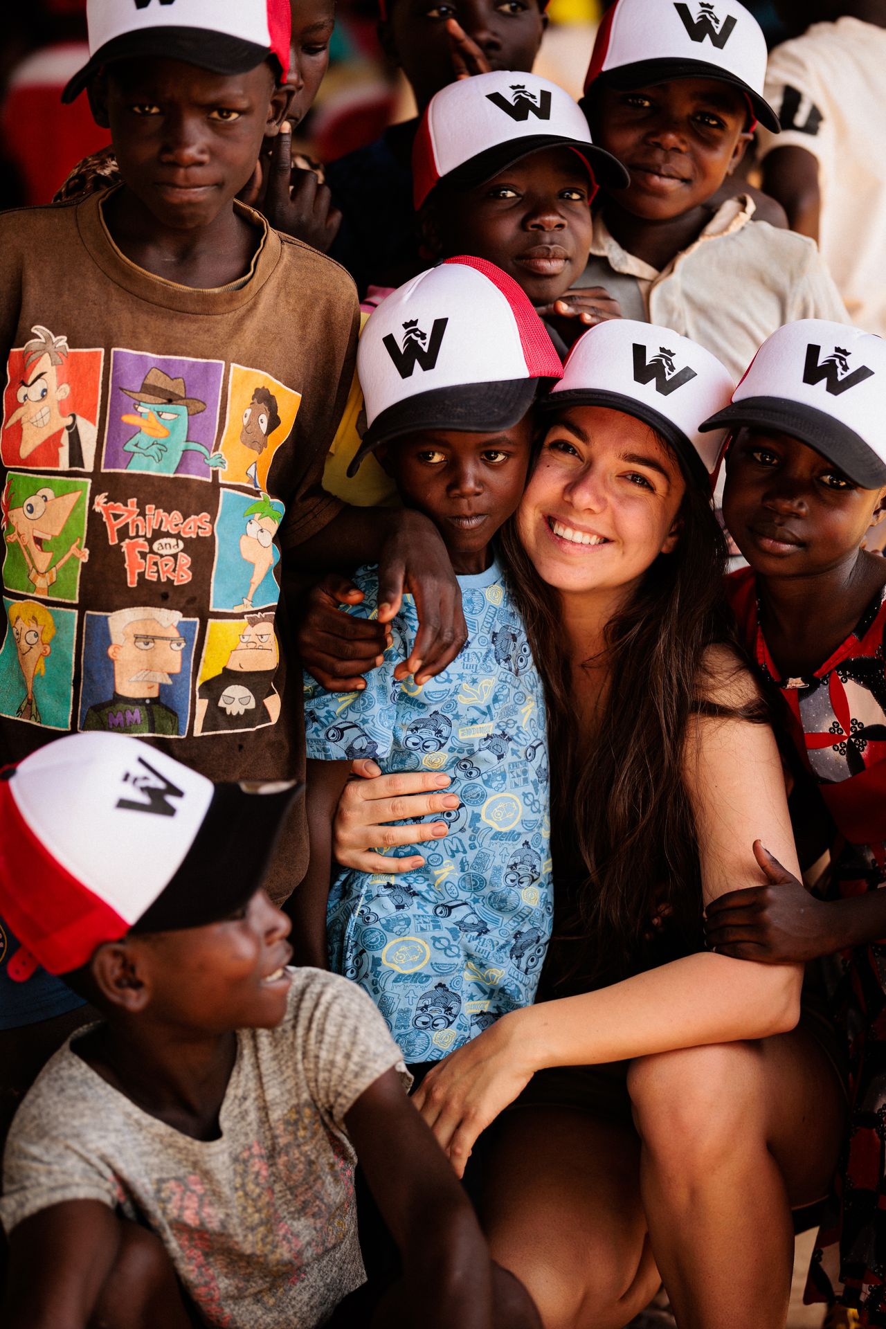Kateřina Herodesová s keňskými dětmi ze školy Rael - Redaktorka TN.cz Kateřina Herodesová pomáhá v africké škole (1/13)