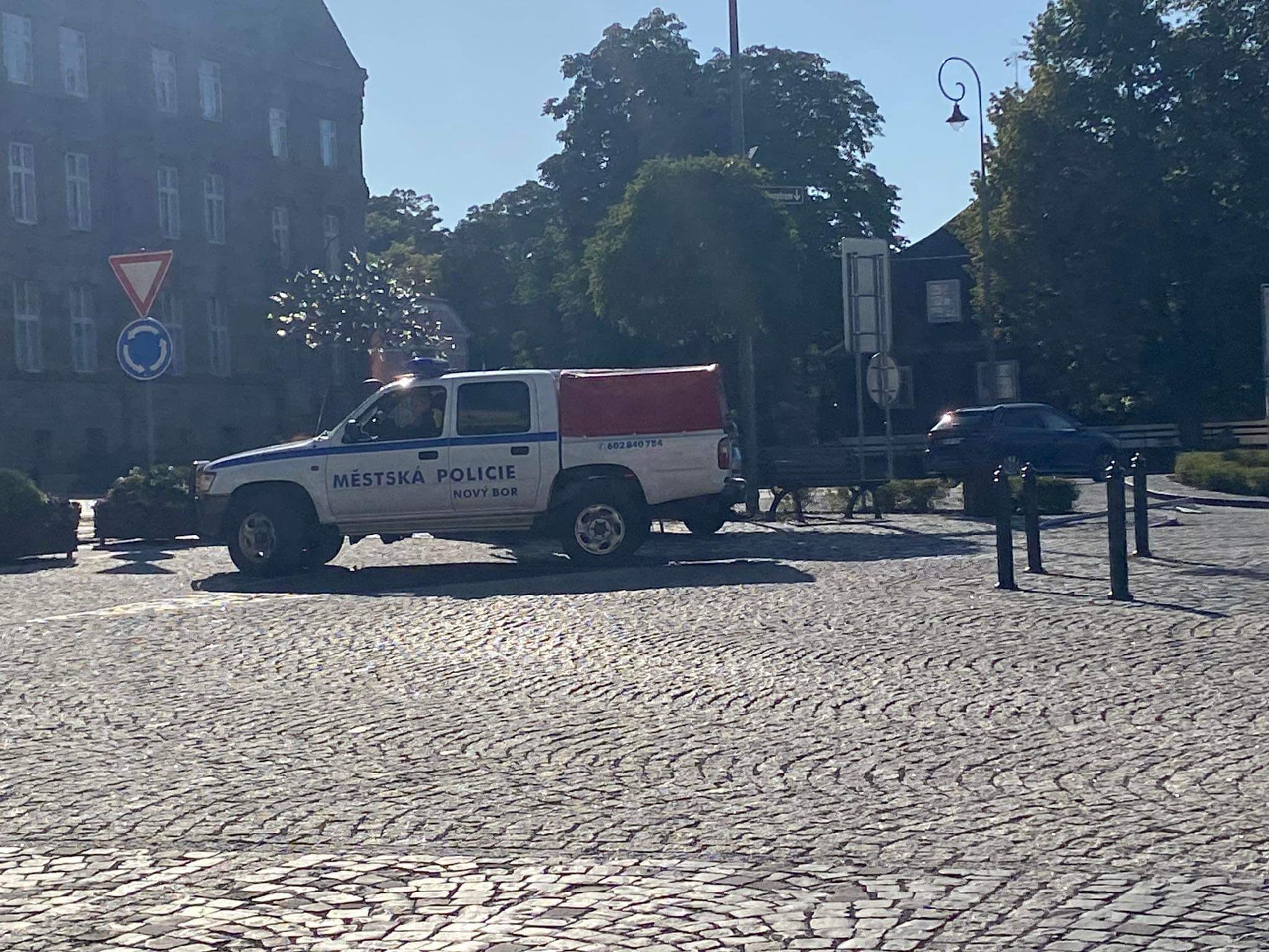 Útok tyčemi a srocování lidí před policejní služebnou v Novém Boru - Útok tyčemi a srocování lidí před policejní služebnou v Novém Boru (3/5)