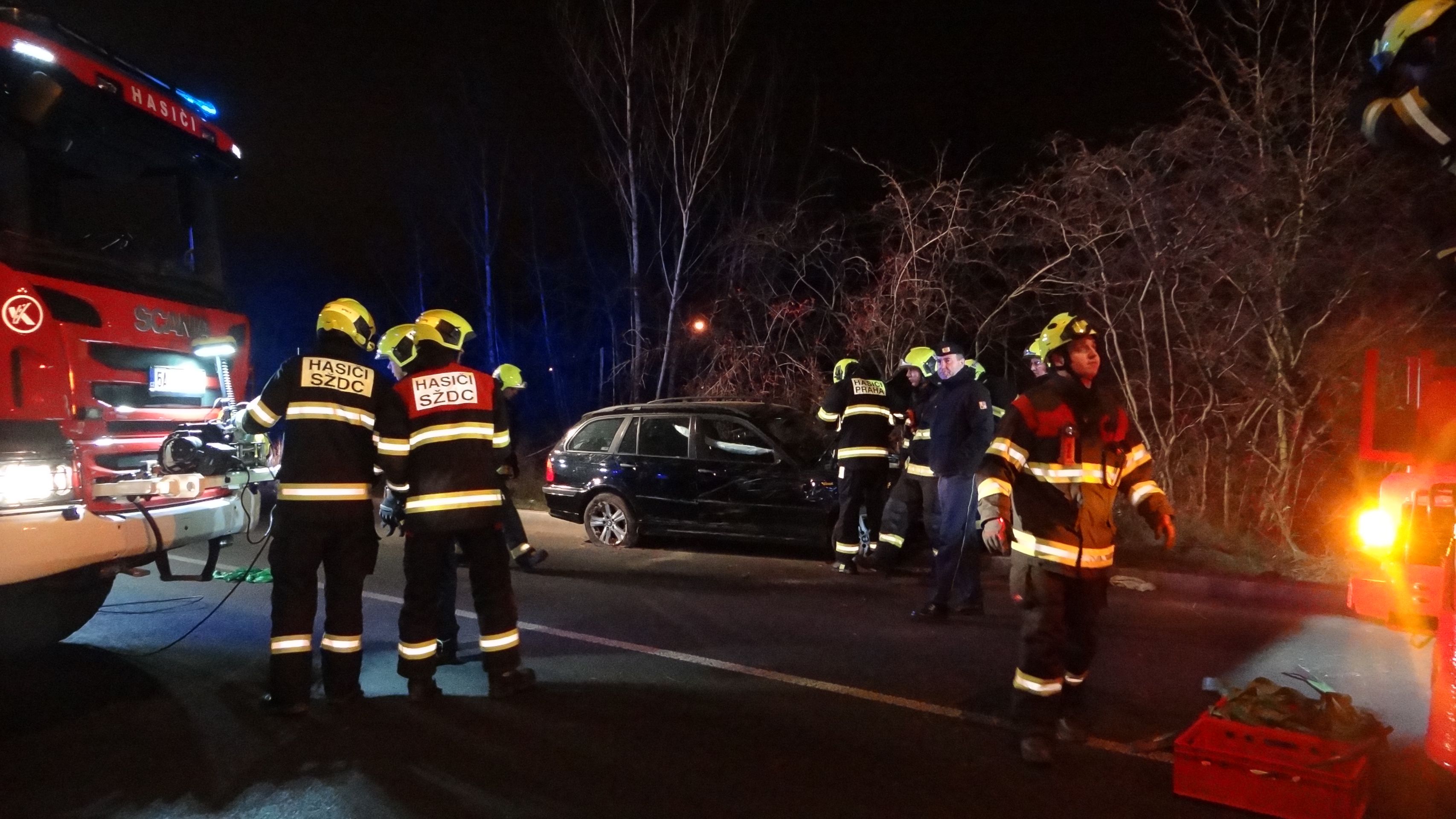 Nabourané auto dostal zpět na silnici až jeřáb - GALERIE: BMW sjelo v Praze ze srázu (5/5)