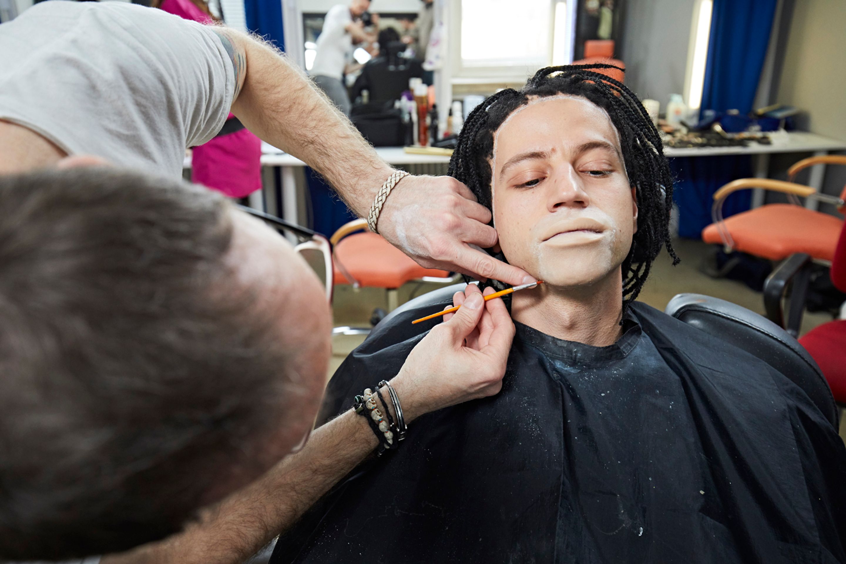 TVOJE TVÁŘ MÁ ZNÁMÝ HLAS: fotografie z maskérny - 5 - GALERIE: TVOJE TVÁŘ MÁ ZNÁMÝ HLAS: fotografie z maskérny (5/8)